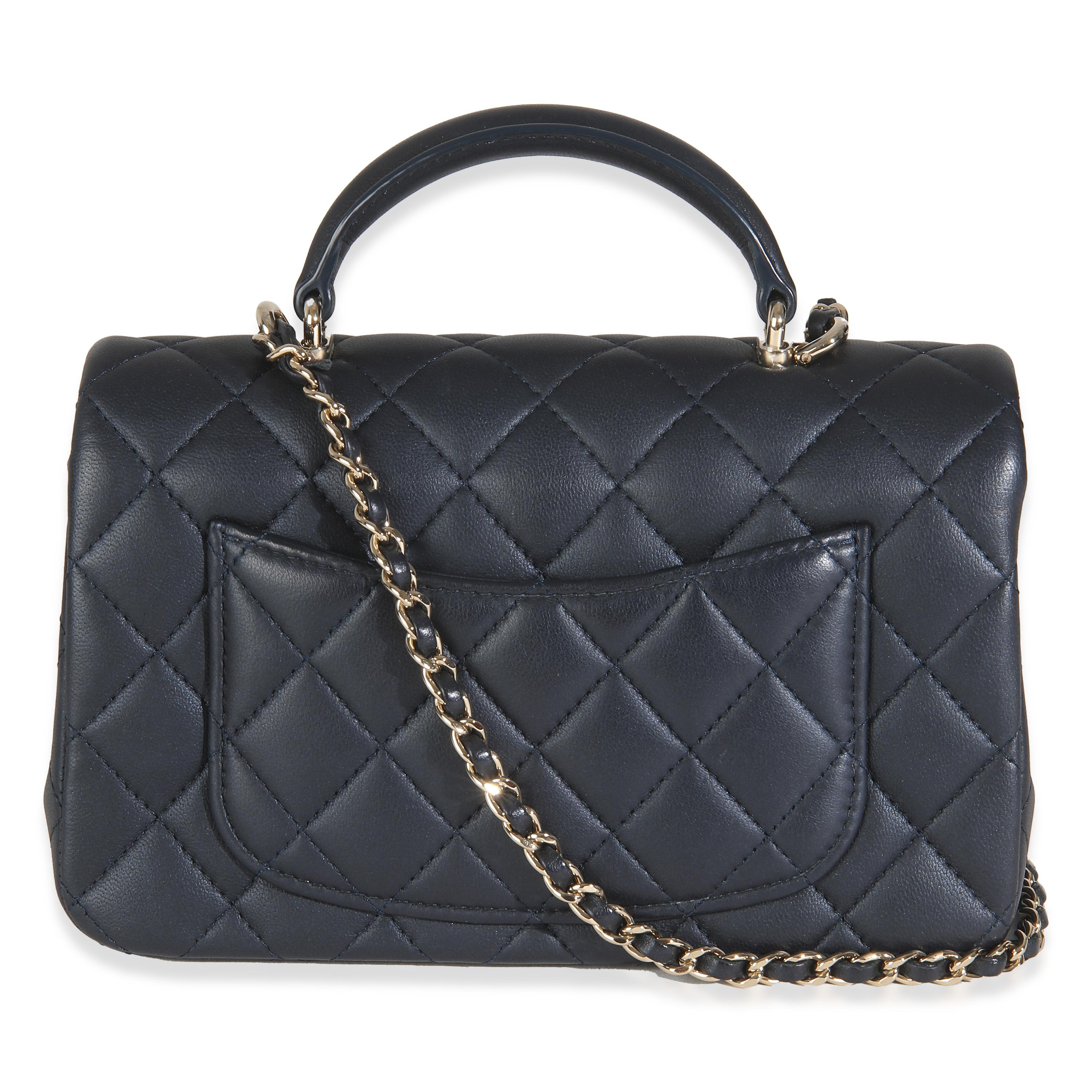 Auflistung Titel: Chanel Marineblaues gestepptes Lammfell Mini-Rechteckiger Henkel
SKU: 146306
Zustand: Gebraucht 
Beschreibung des Zustands: Ganz im Sinne von Chanel wurde die mittelgroße Coco Henkeltasche nach der Gründerin des Hauses benannt. Die