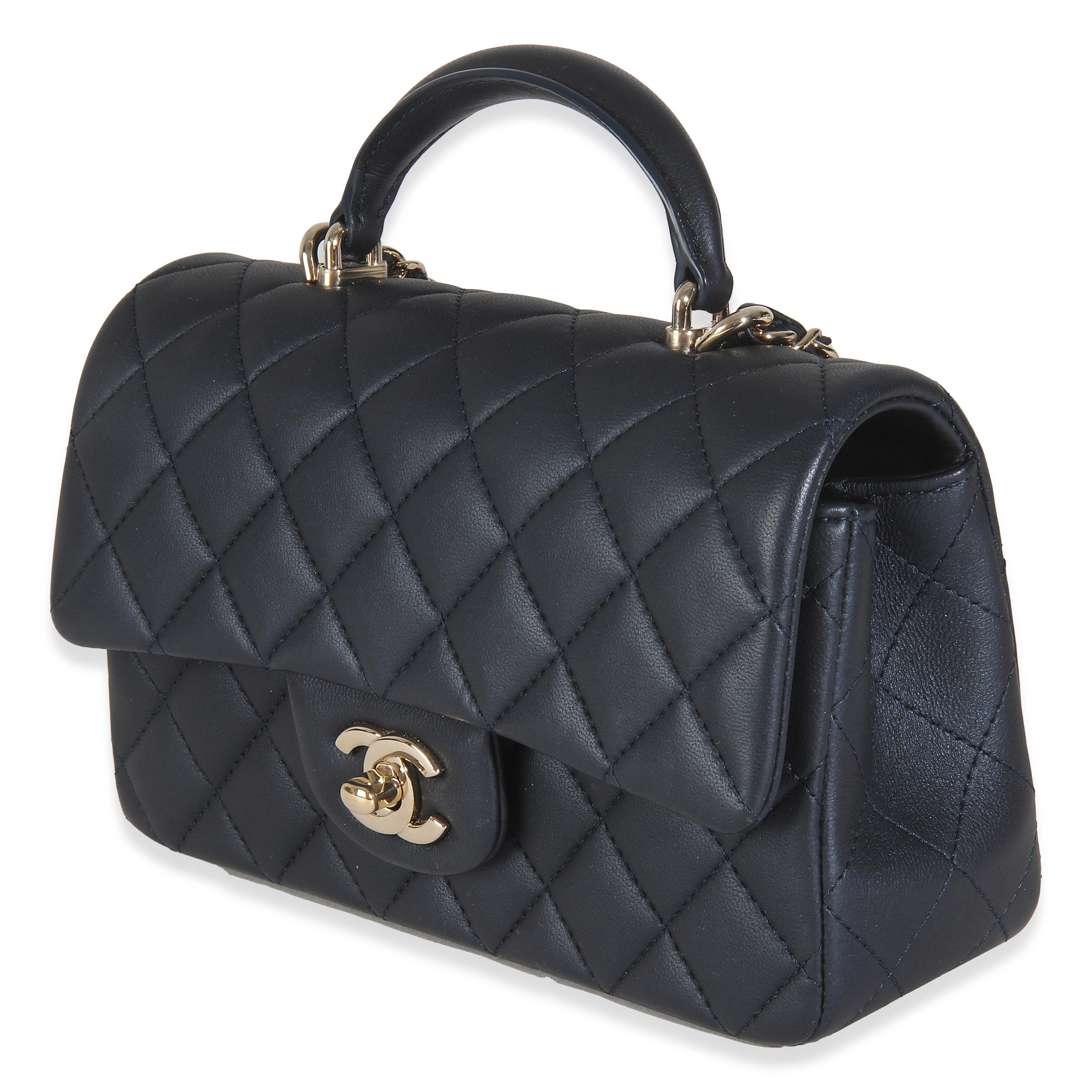 Chanel Marineblaues gestepptes Lammfell Mini-Rechteckiger Henkel im Zustand „Hervorragend“ im Angebot in New York, NY