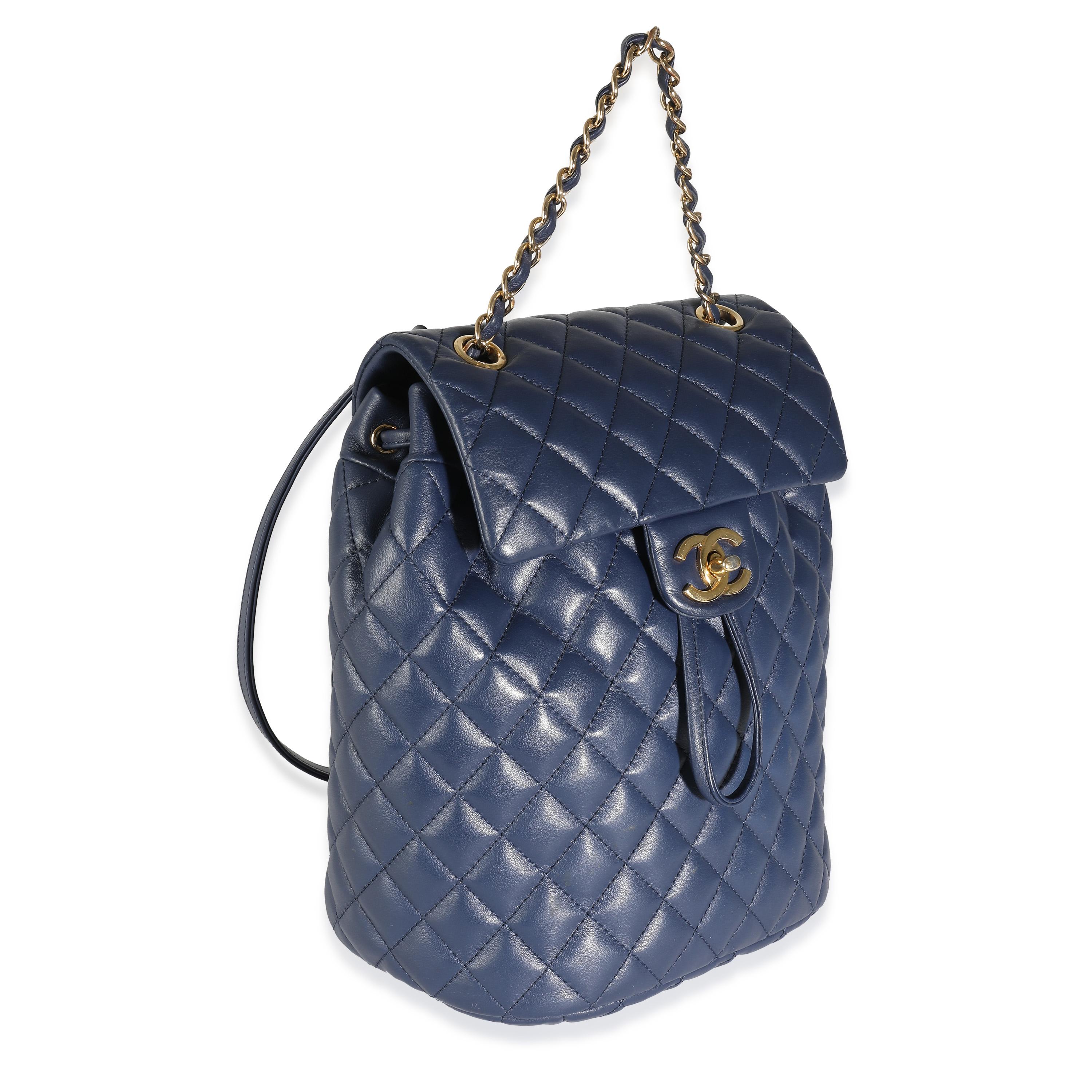 Auflistung Titel: Chanel Navy Gestepptes Lammfell Kleiner Urban Spirit Rucksack
SKU: 138455
Zustand: Gebraucht 
Handtasche Zustand: Sehr gut
Bemerkungen zum Zustand: Artikel ist in sehr gutem Zustand mit geringen Gebrauchsspuren.  Leichte