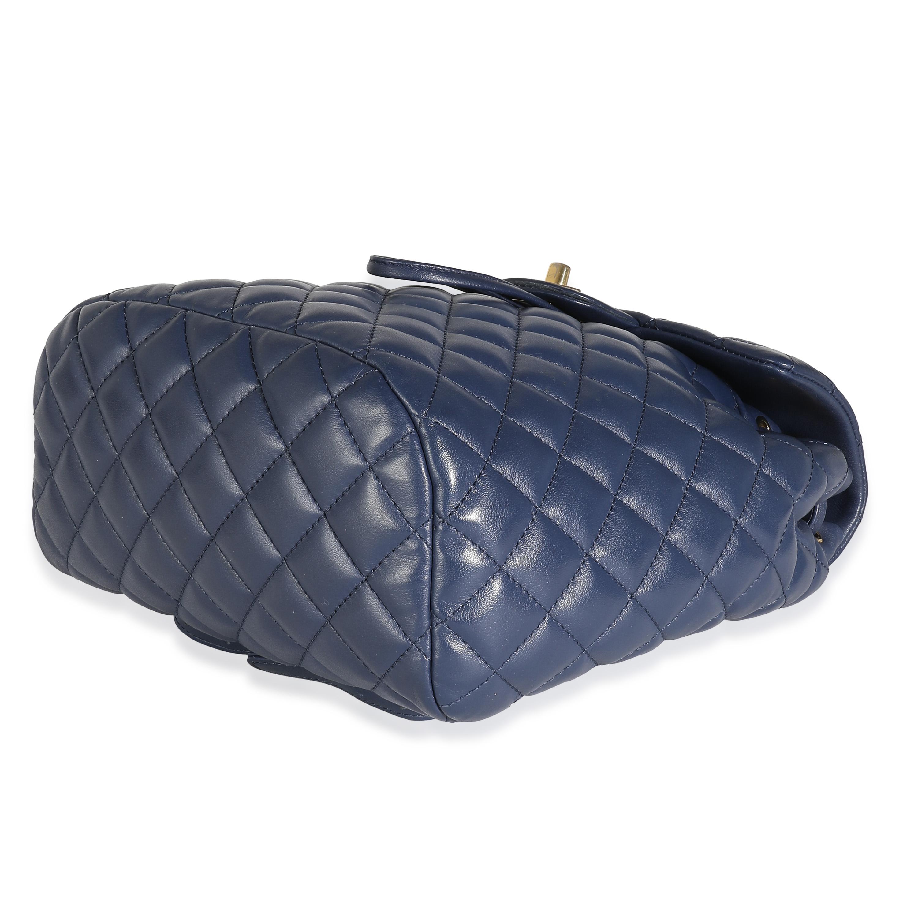 Chanel Marineblauer Rucksack aus gestepptem Lammfell mit Urban Spirit für Damen oder Herren im Angebot