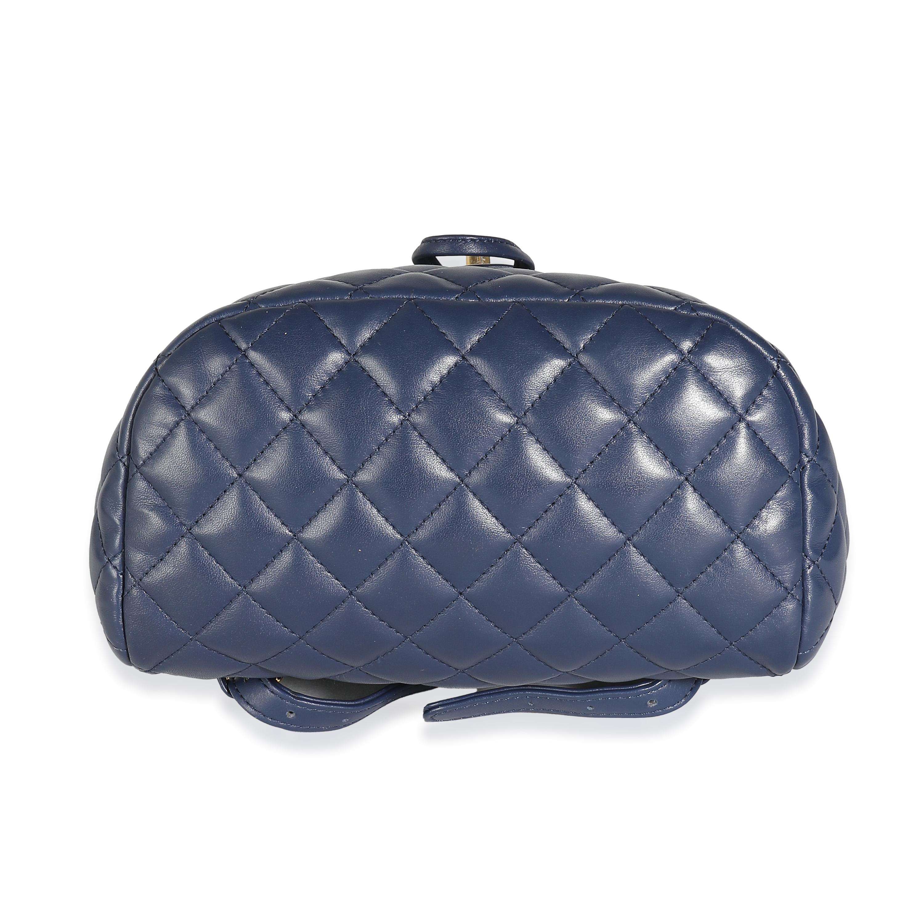 Chanel Marineblauer Rucksack aus gestepptem Lammfell mit Urban Spirit im Angebot 1