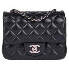 Borsa CHANEL Navy Quilted Lambskin Square Mini Flap