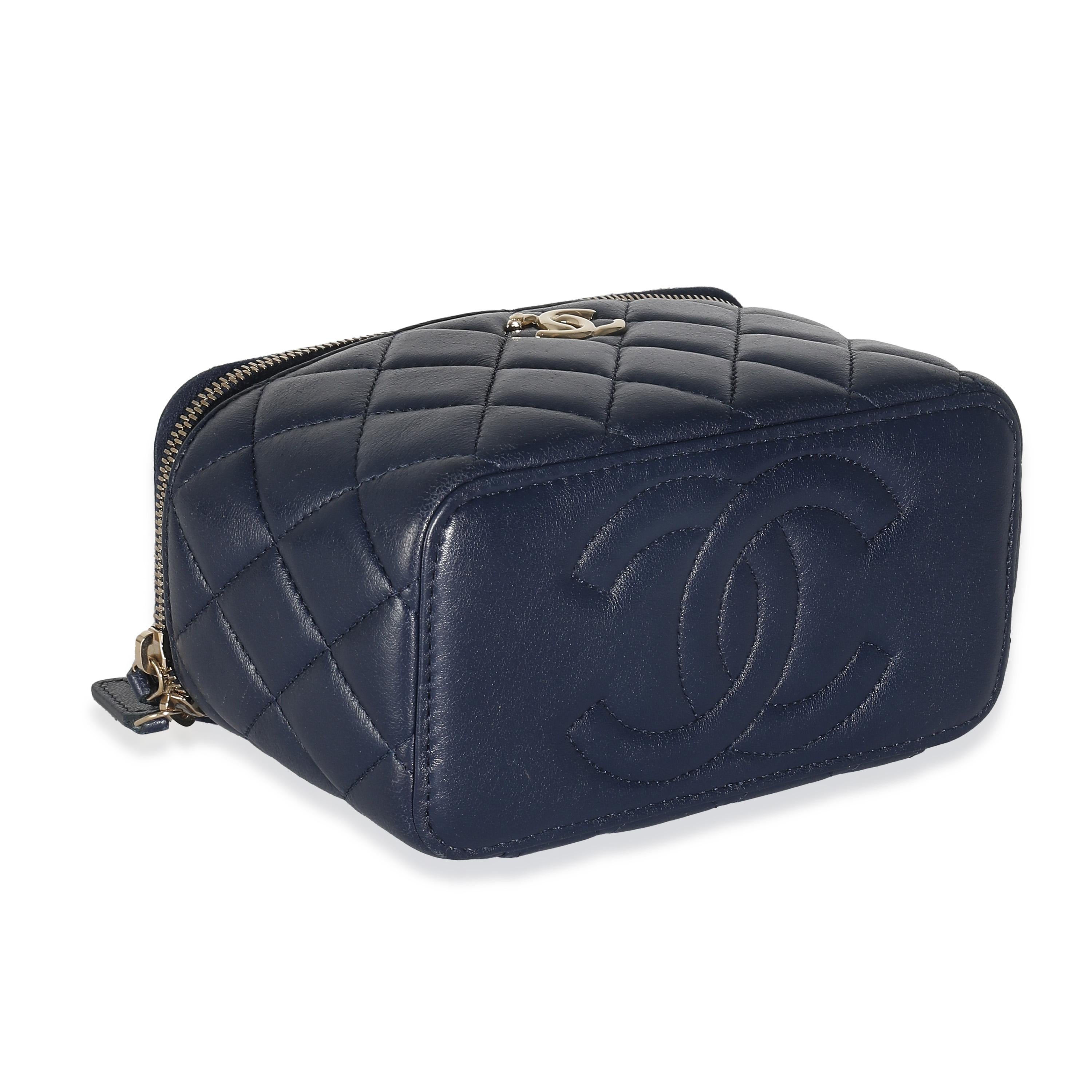 Titre de la liste : Chanel Navy Quilted Lambskin Top Handle Vanity Case With Chain
SKU : 139519
Condit : Usagé 
Condit : Intrinsèquement Chanel, le sac moyen à poignée supérieure Coco porte le nom de la fondatrice de la Maison. Présenté en 2015, ce