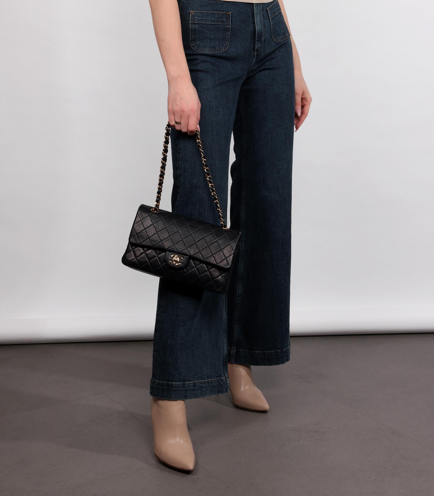 Chanel Bolso Clásico Acolchado Azul Marino Piel de Cordero Vintage Mediano con Doble Solapa

Marca- Chanel
Model- Bolso Clásico Mediano con Doble Solapa
Tipo de producto- Hombro
Número de serie- 79*****
Edad- Alrededor de 2003
Acompañado de- Bolsa