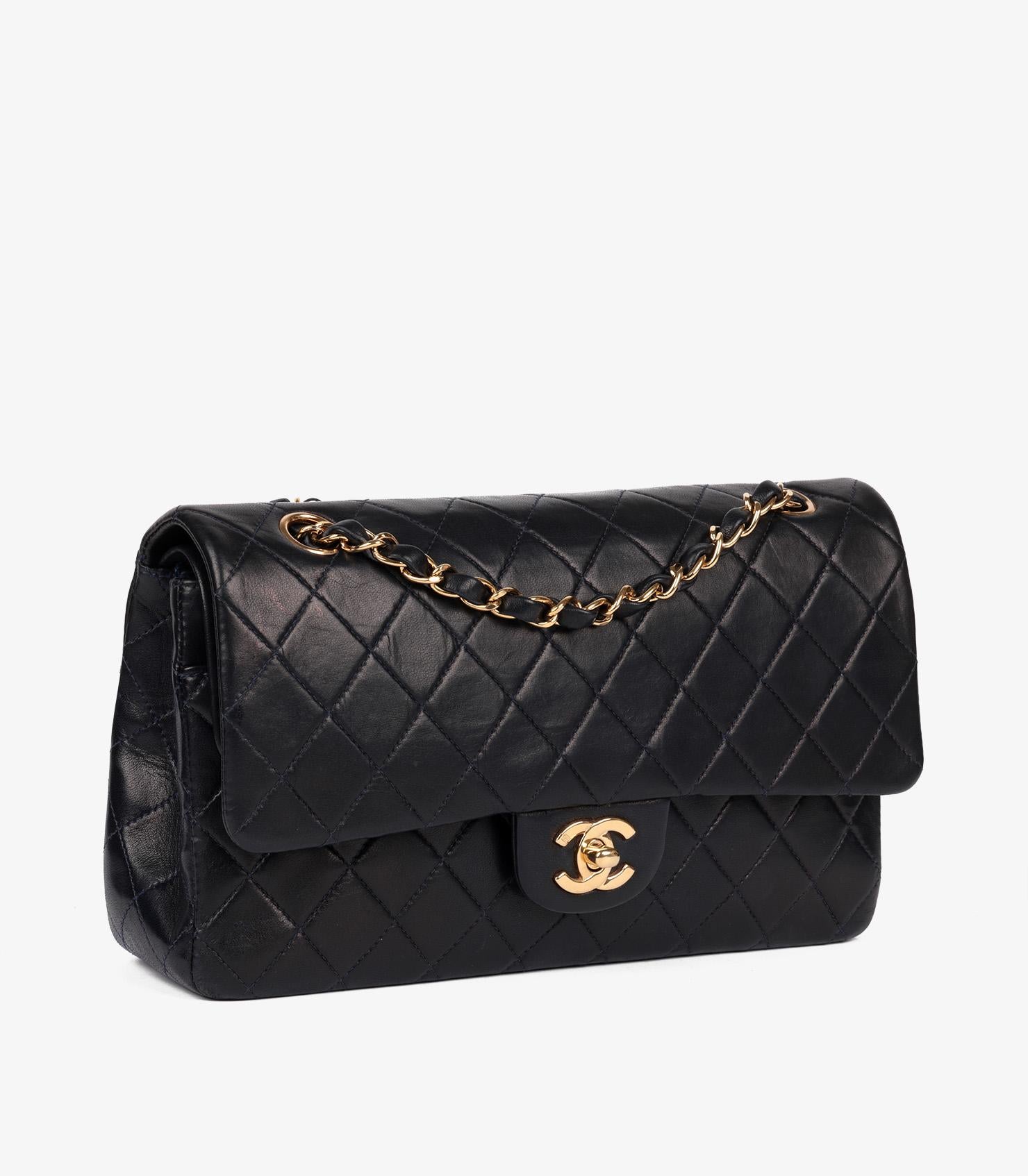 Chanel Bolso Clásico Acolchado Azul Marino Piel de Cordero Vintage Mediano con Doble Solapa Negro