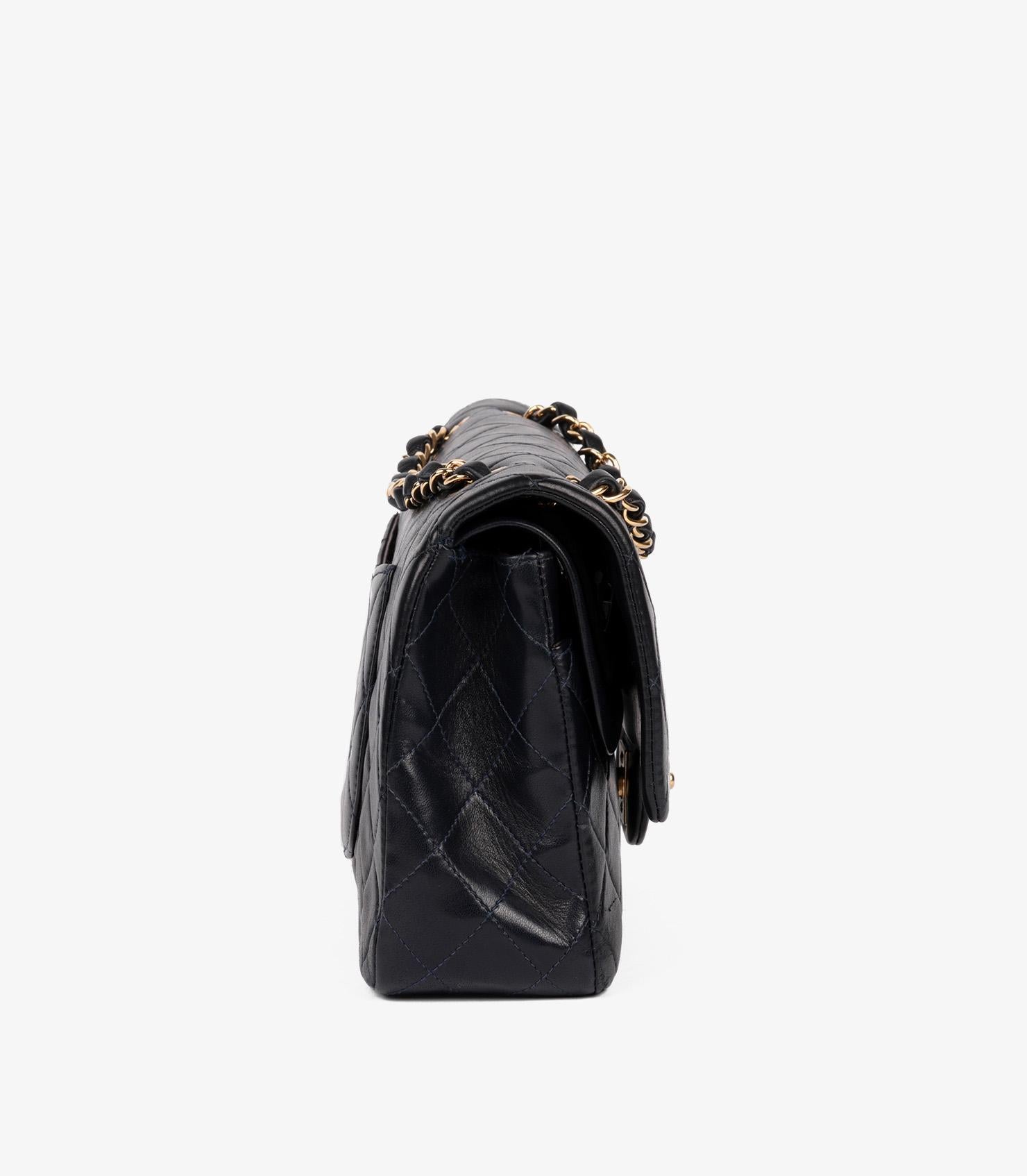 Chanel Bolso Clásico Acolchado Azul Marino Piel de Cordero Vintage Mediano con Doble Solapa en Excelente Estado en Bishop's Stortford, Hertfordshire