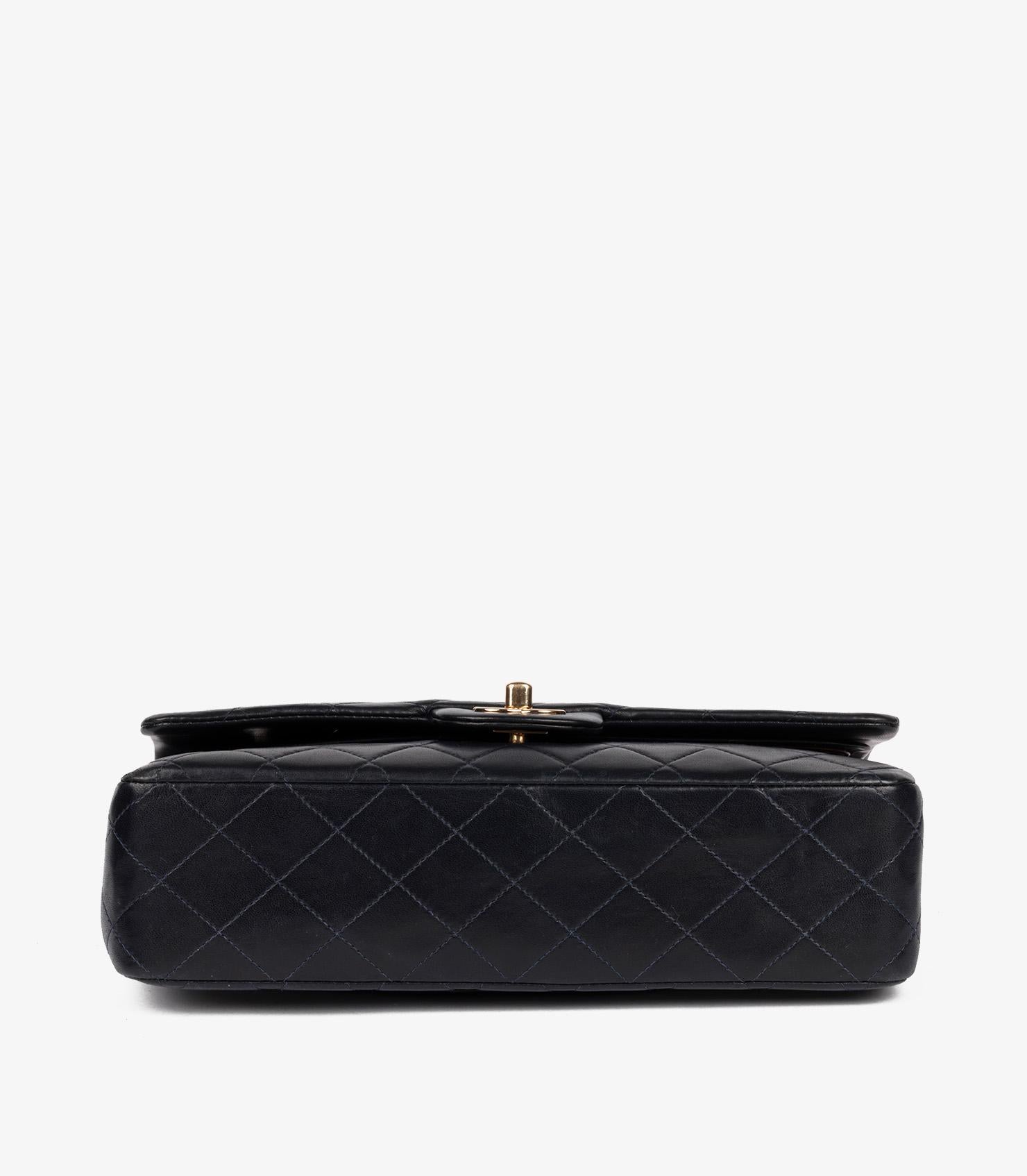 Chanel Bolso Clásico Acolchado Azul Marino Piel de Cordero Vintage Mediano con Doble Solapa 2