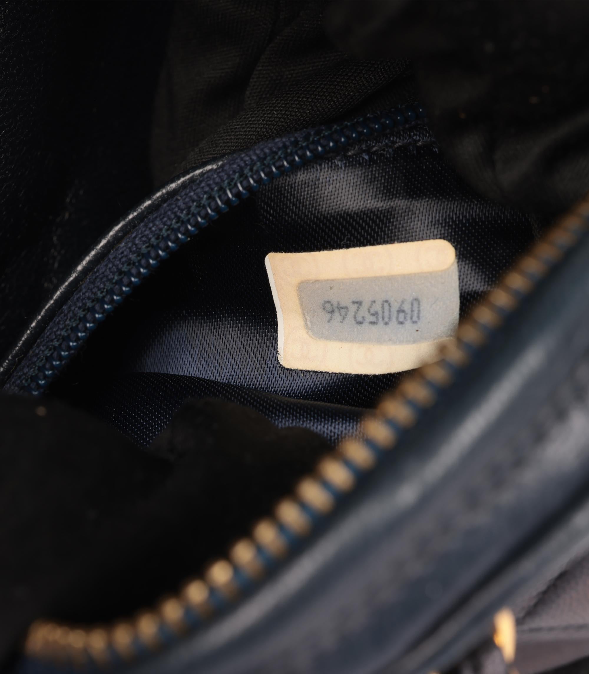 Chanel Piel de cordero acolchada azul marino Vintage Norte-Sur Mini bolso ovalado atemporal en venta 5