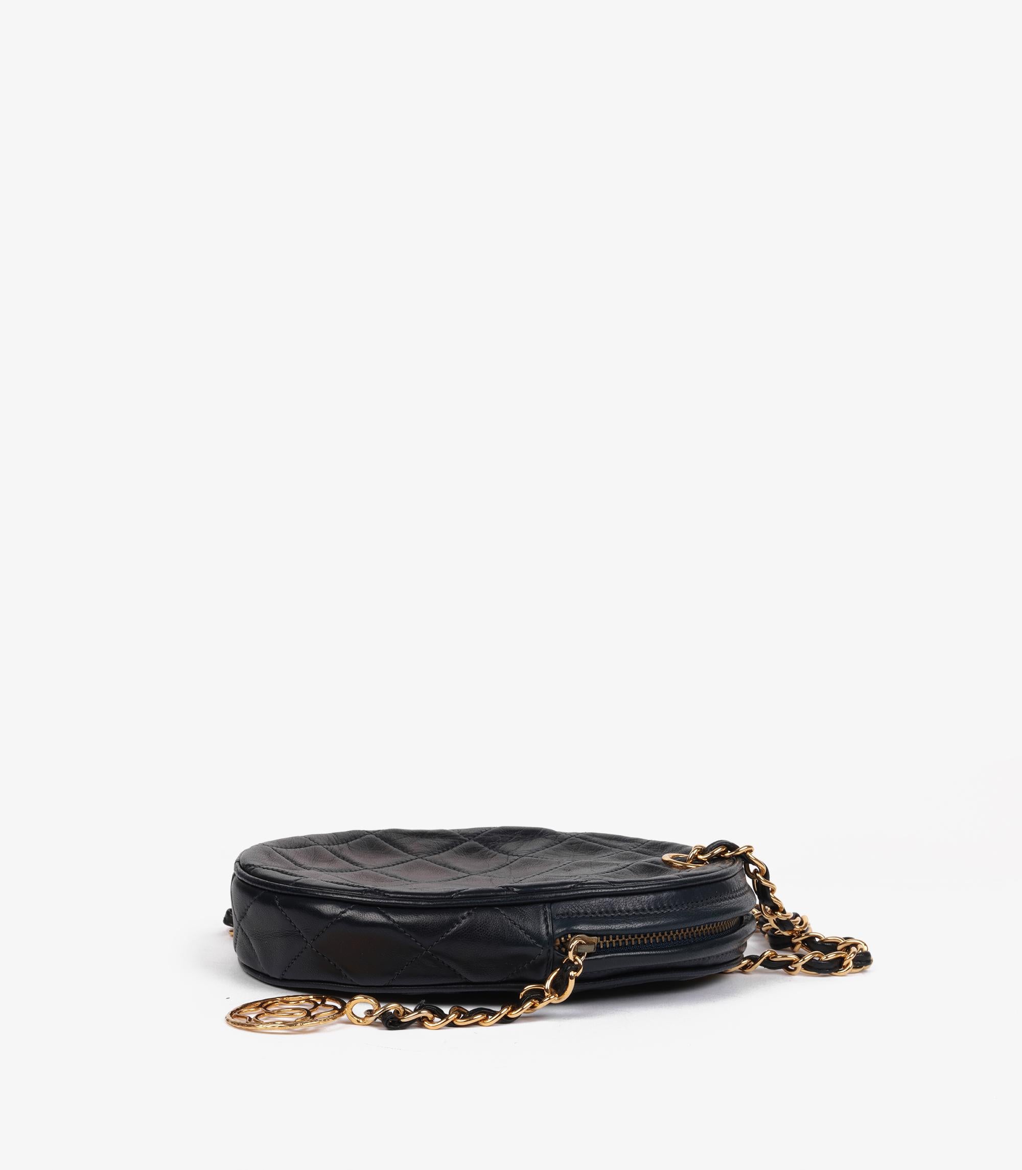 Femenino o masculino Chanel Piel de cordero acolchada azul marino Vintage Norte-Sur Mini bolso ovalado atemporal en venta