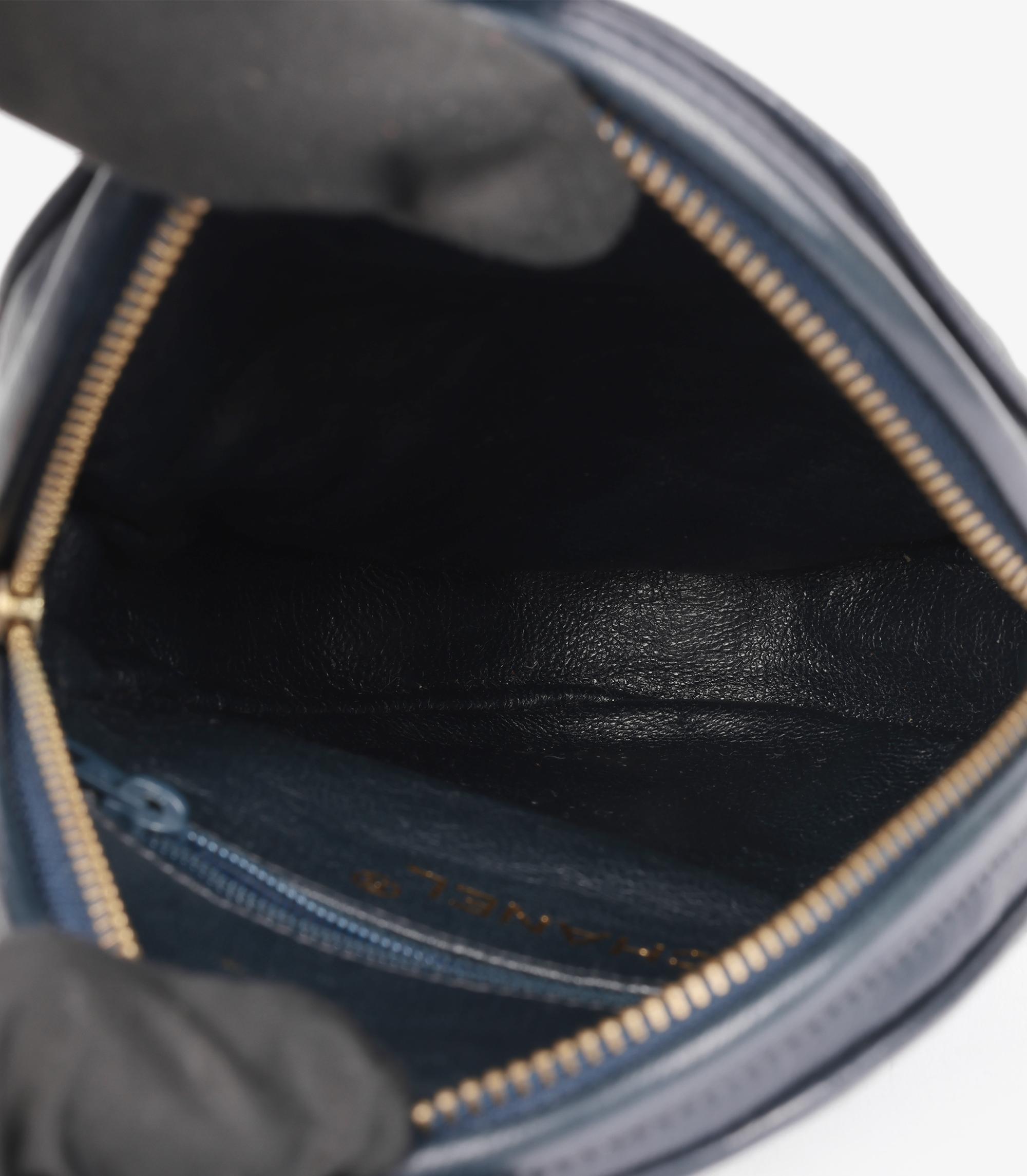 Chanel Piel de cordero acolchada azul marino Vintage Norte-Sur Mini bolso ovalado atemporal en venta 3