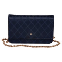 Portefeuille sur chaîne Chanel en satin matelassé et satin doré, marine