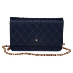 Chanel Marineblaues gestepptes Satin & Gold Satin Portemonnaie an der Kette WOC