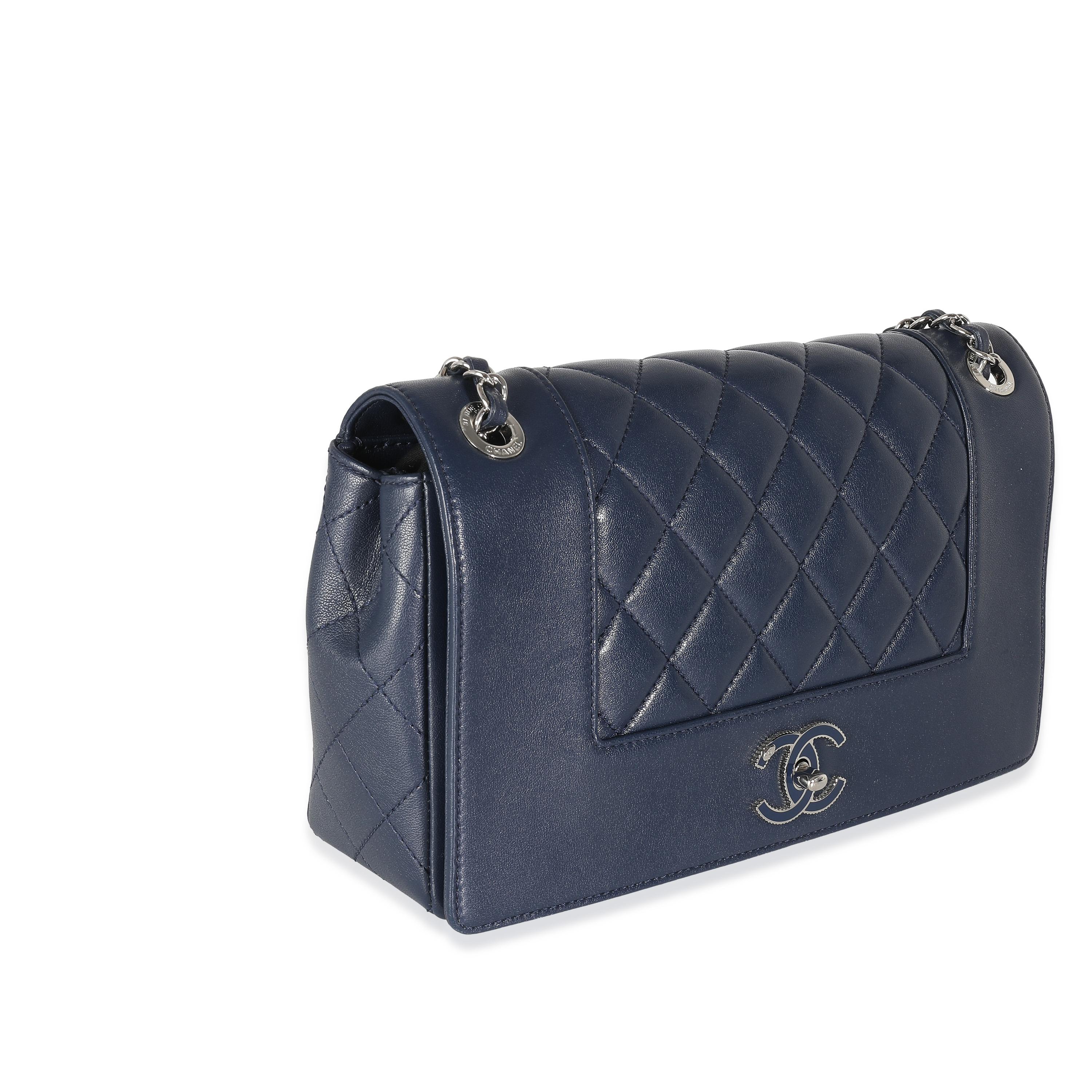 Gris Chanel grand sac à rabat Mademoiselle vintage en peau de mouton matelassée bleu marine en vente