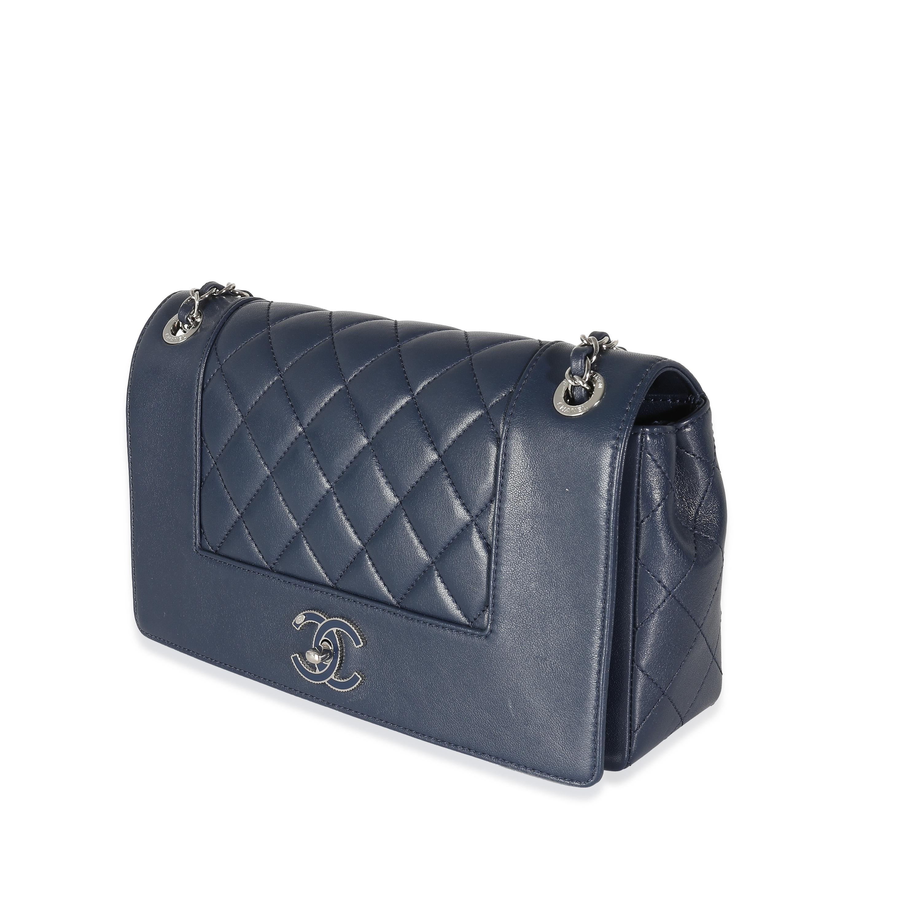 Chanel grand sac à rabat Mademoiselle vintage en peau de mouton matelassée bleu marine Excellent état - En vente à New York, NY