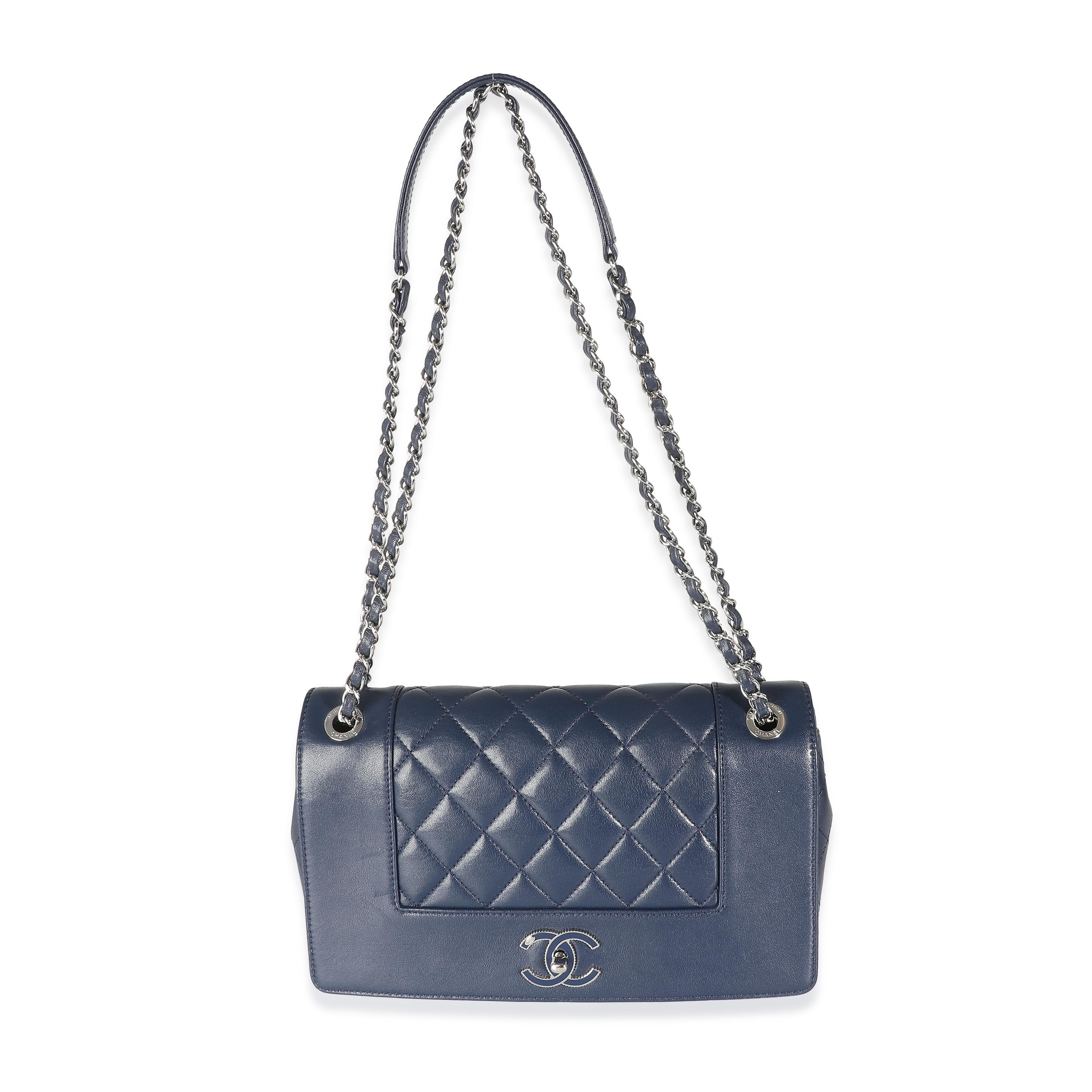 Chanel grand sac à rabat Mademoiselle vintage en peau de mouton matelassée bleu marine en vente 1