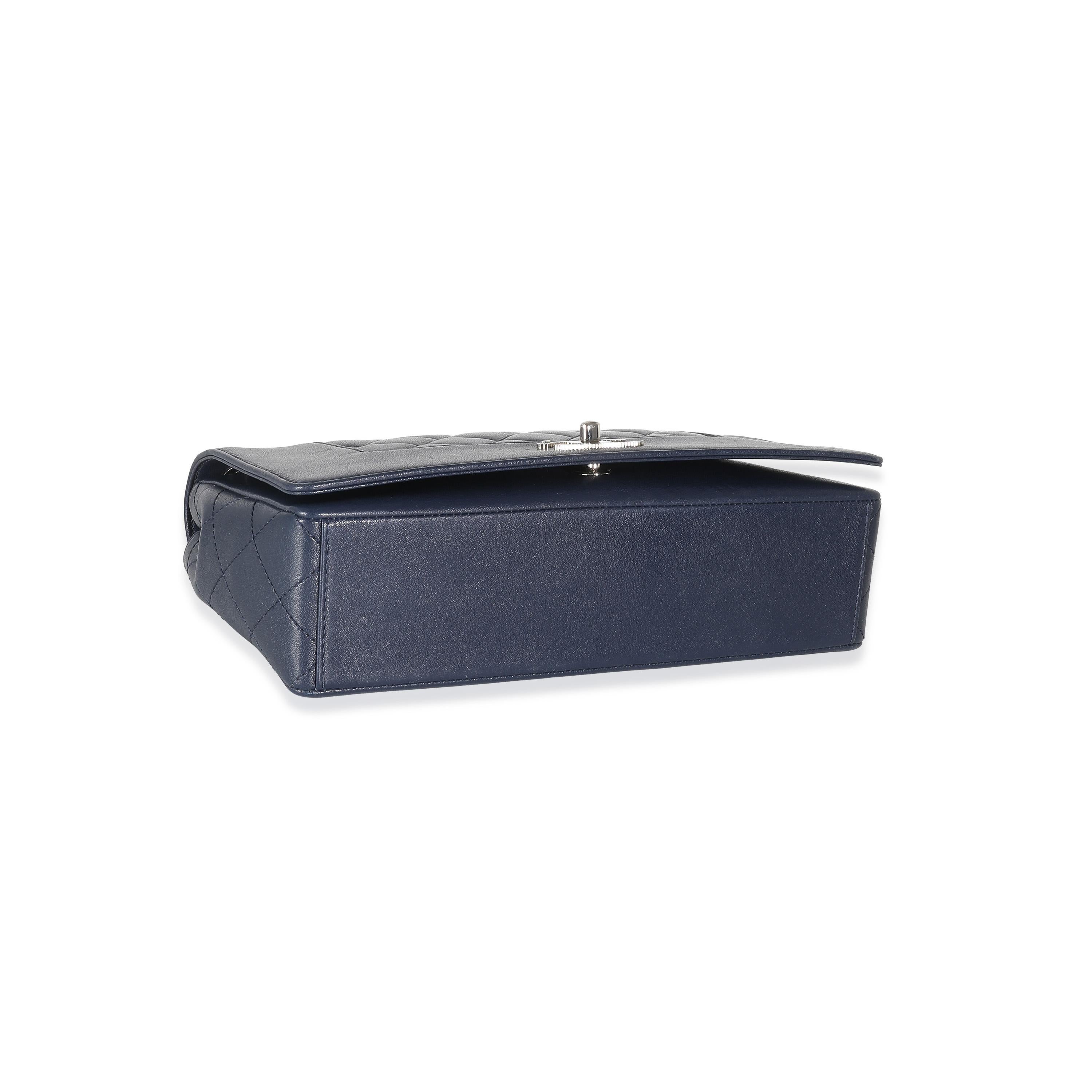 Chanel grand sac à rabat Mademoiselle vintage en peau de mouton matelassée bleu marine en vente 2