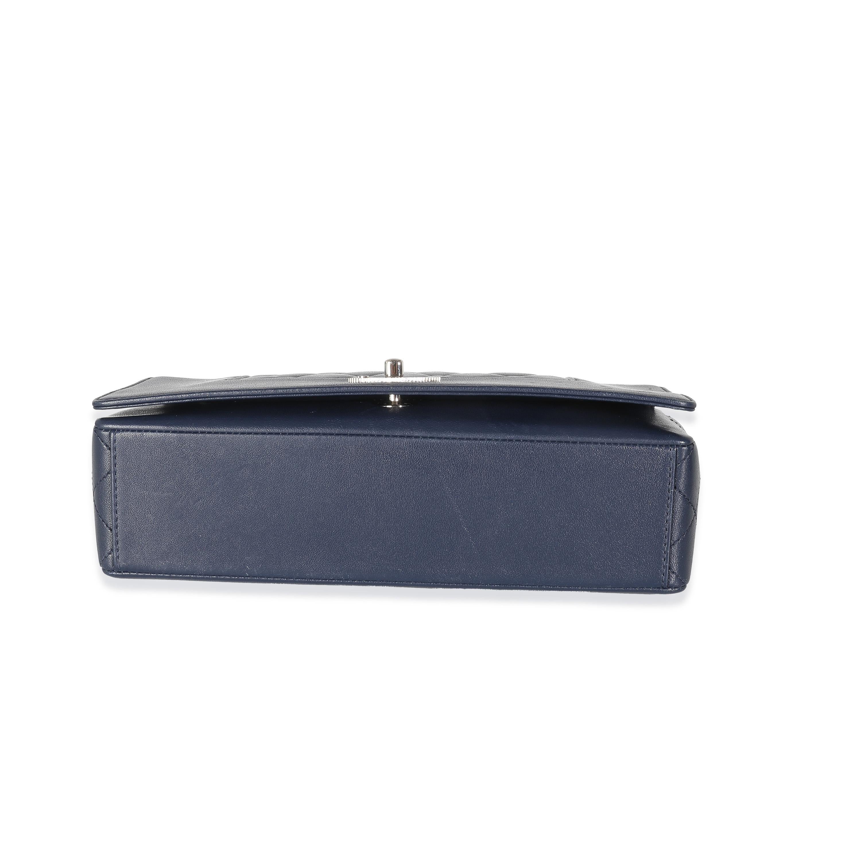 Chanel grand sac à rabat Mademoiselle vintage en peau de mouton matelassée bleu marine en vente 3