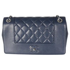 Chanel Bolso con solapa Mademoiselle Vintage grande de piel de oveja acolchada azul marino
