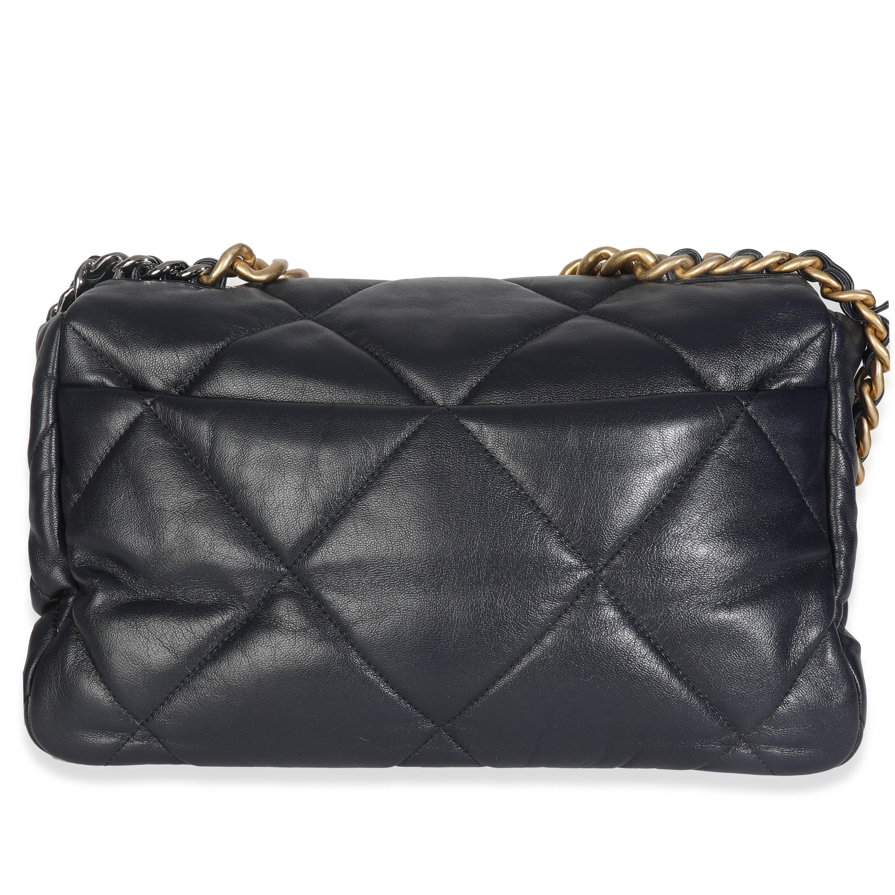 Auflistung Titel: Chanel Navy Gestepptes Glänzendes Lammfell Medium Chanel 19 Klappentasche
SKU: 147799
MSRP: 6900.00 USD
Zustand: Gebraucht 
Beschreibung des Zustands: Die Überschlagtasche von Chanel ist ein zeitloser Klassiker, der nie aus der
