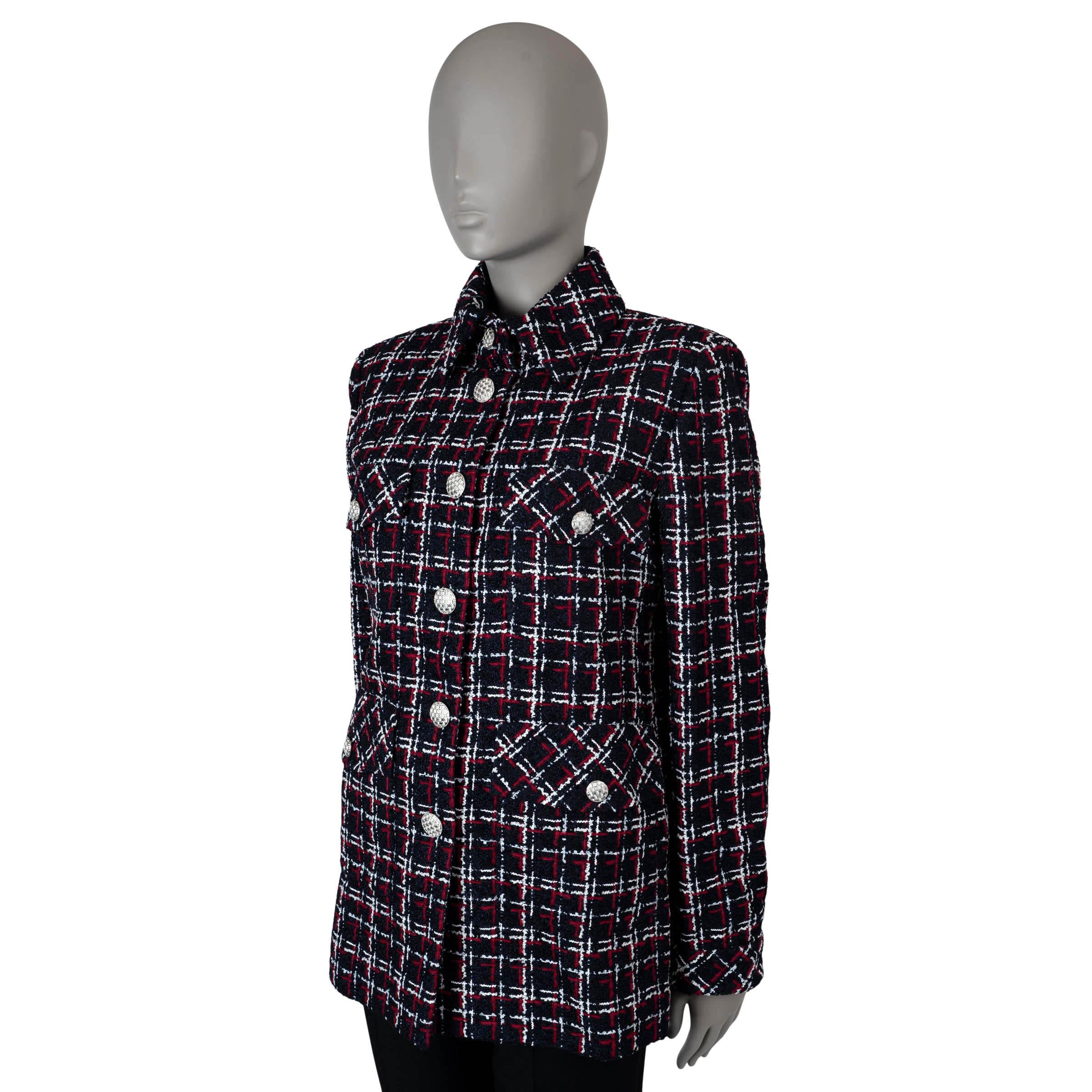 Questa giacca in tweed Chanel, autentica al 100%, è realizzata in un mix di viscosa blu navy, bianca e rossa (50%), lino (22%), poliammide (17%) e cotone (11%). Presenta una silhouette aderente, un colletto a punta e quattro tasche con patta