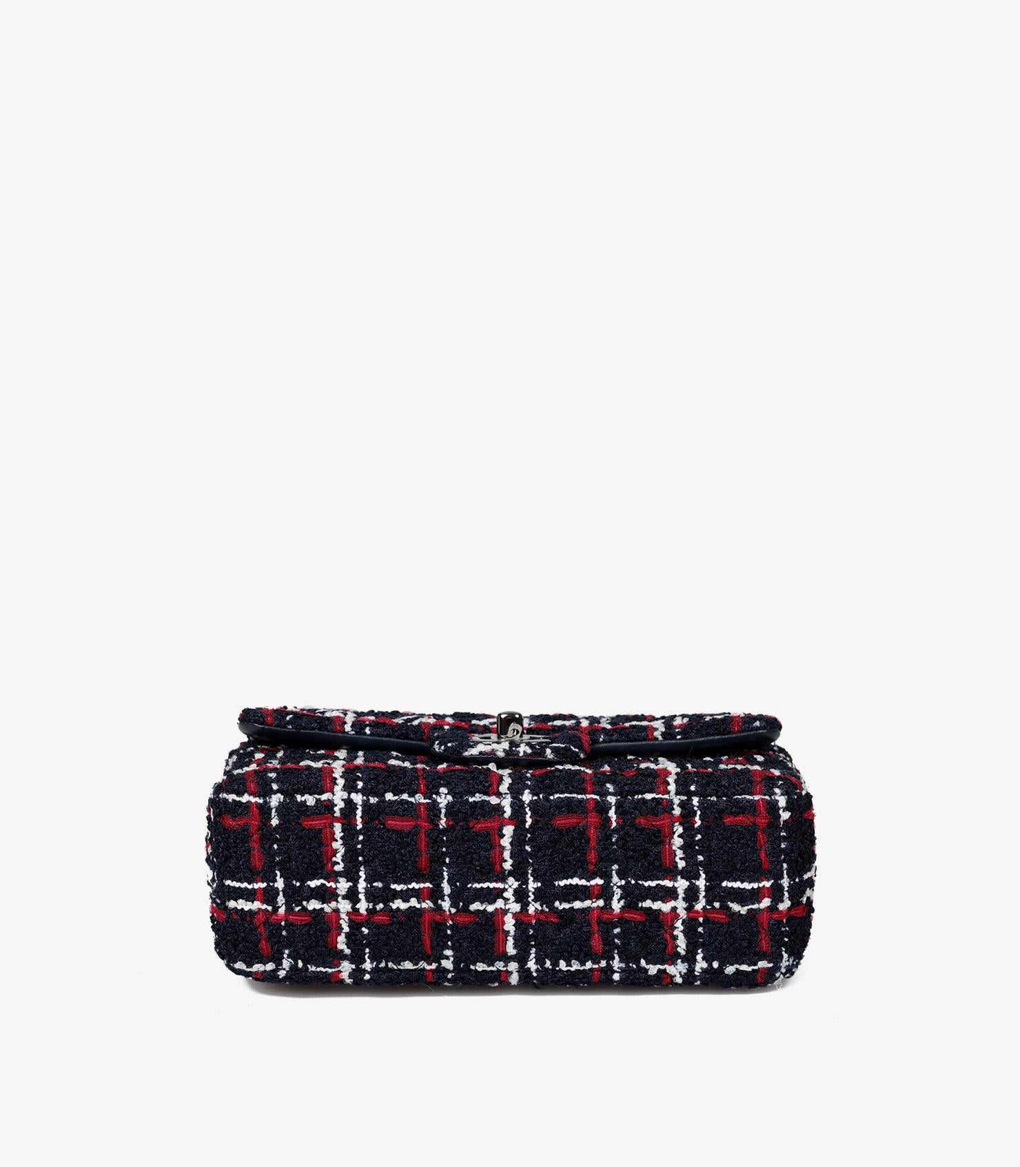 Chanel - Mini sac à rabat rectangulaire en tweed marine, rouge, blanc et cuir d'agneau marine 2