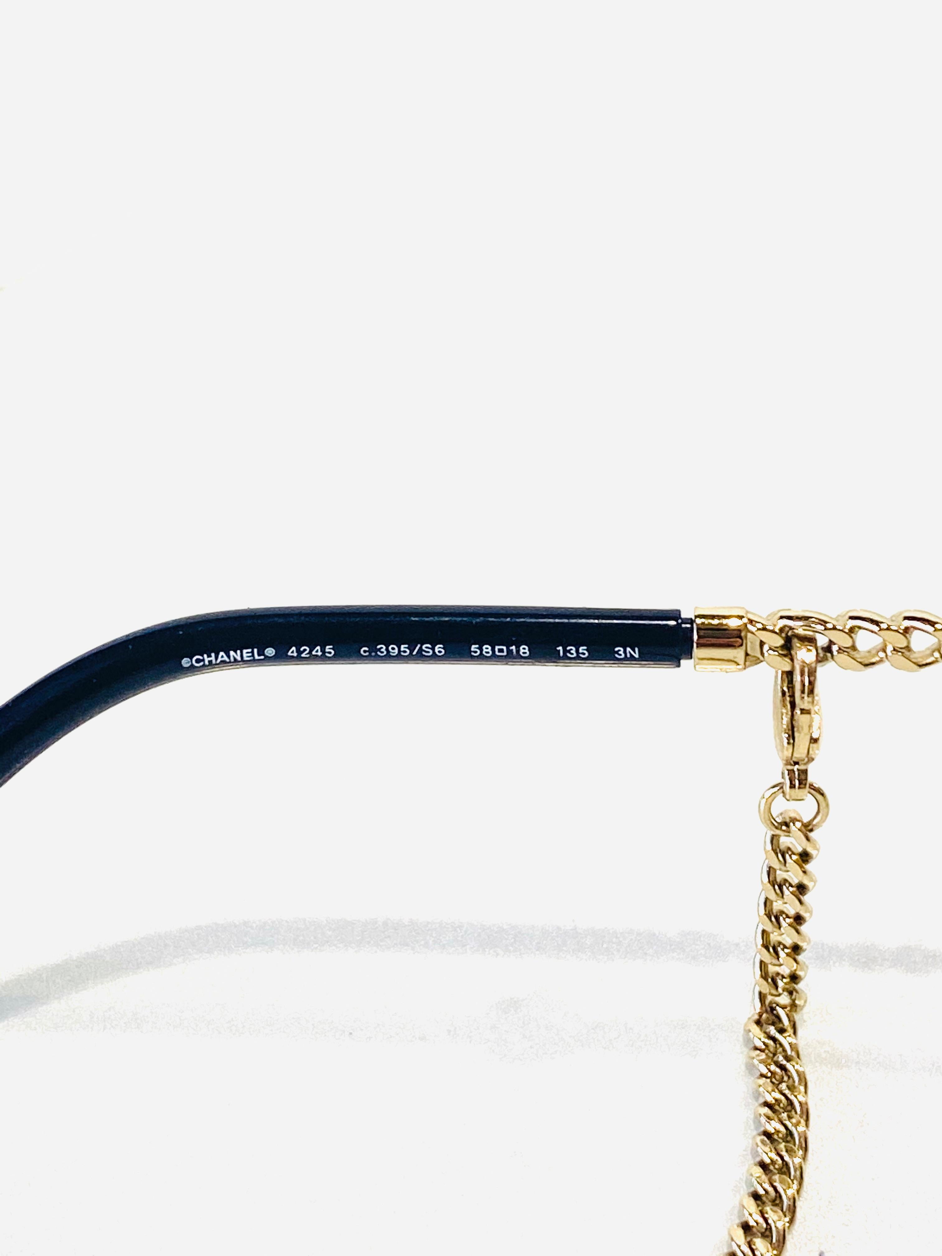 CHANEL Navy Round Sunglasses w/ Gold Chain  In New Condition In Beverly Hills, CA