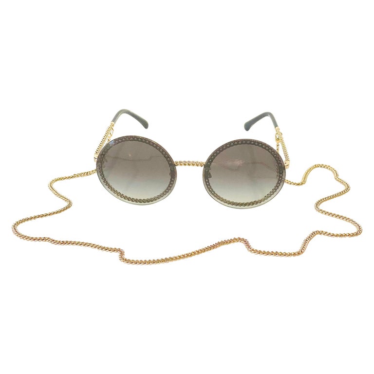 Lunettes de soleil rondes CHANEL Navy avec chaîne en or sur 1stDibs | lunette  chanel ronde avec chaine