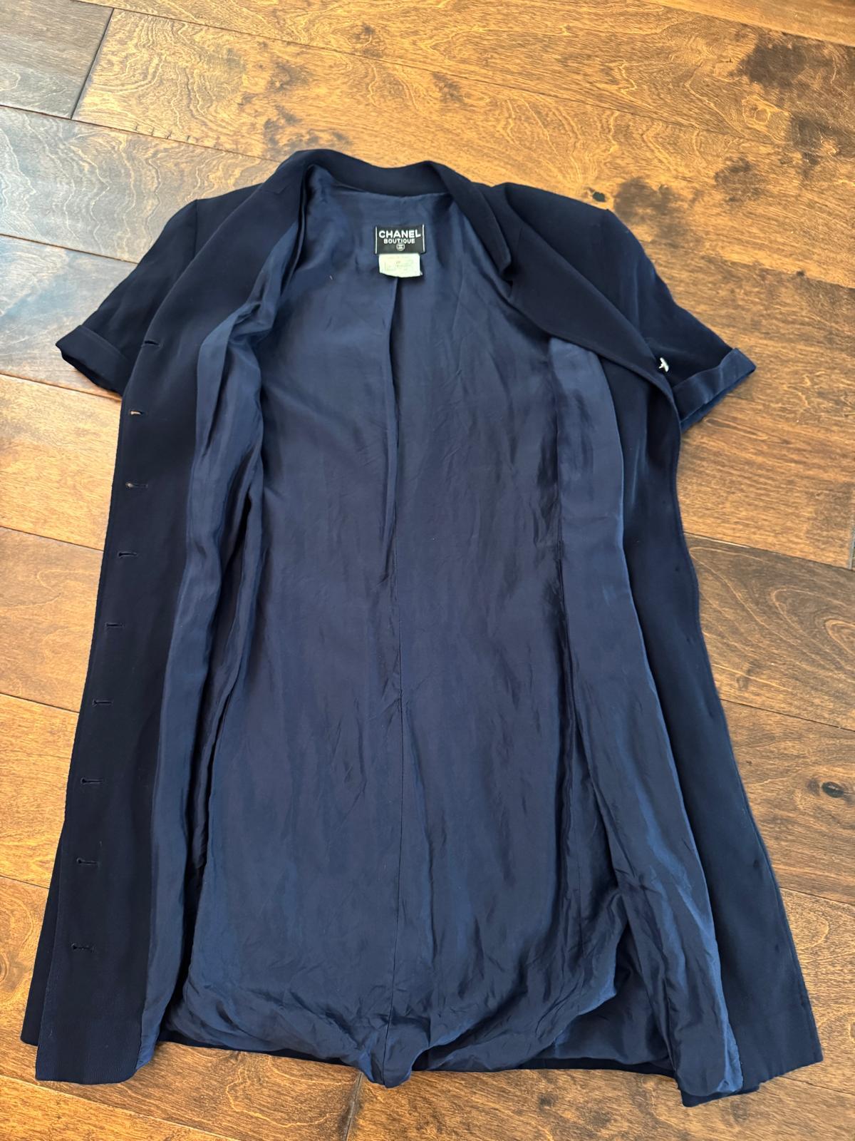 Chanel Marineblaues Kleid mit kurzen Ärmeln und Knöpfen - Größe 44 im Angebot 3