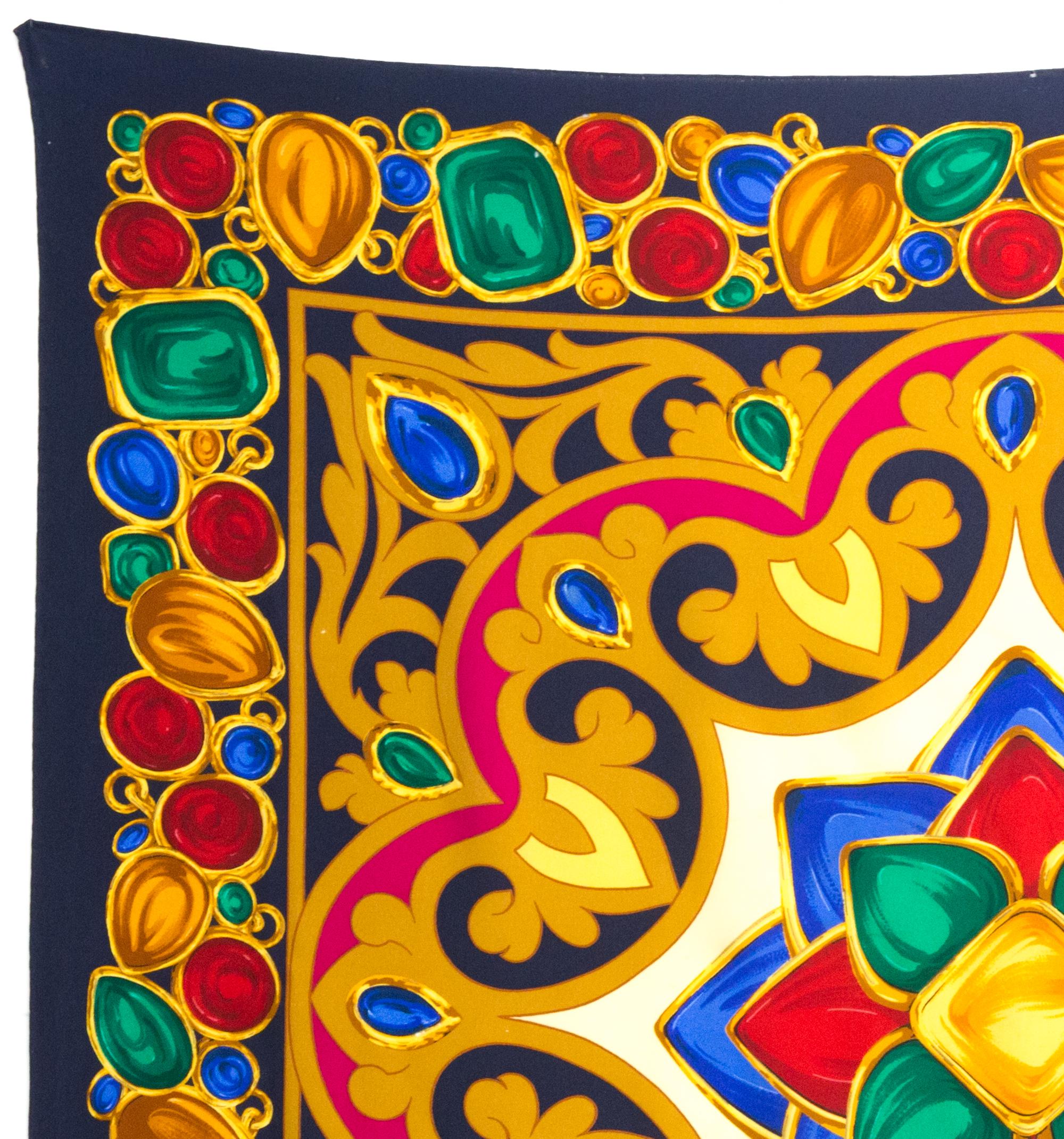 Giallo Sciarpa di seta Chanel Navy in vendita