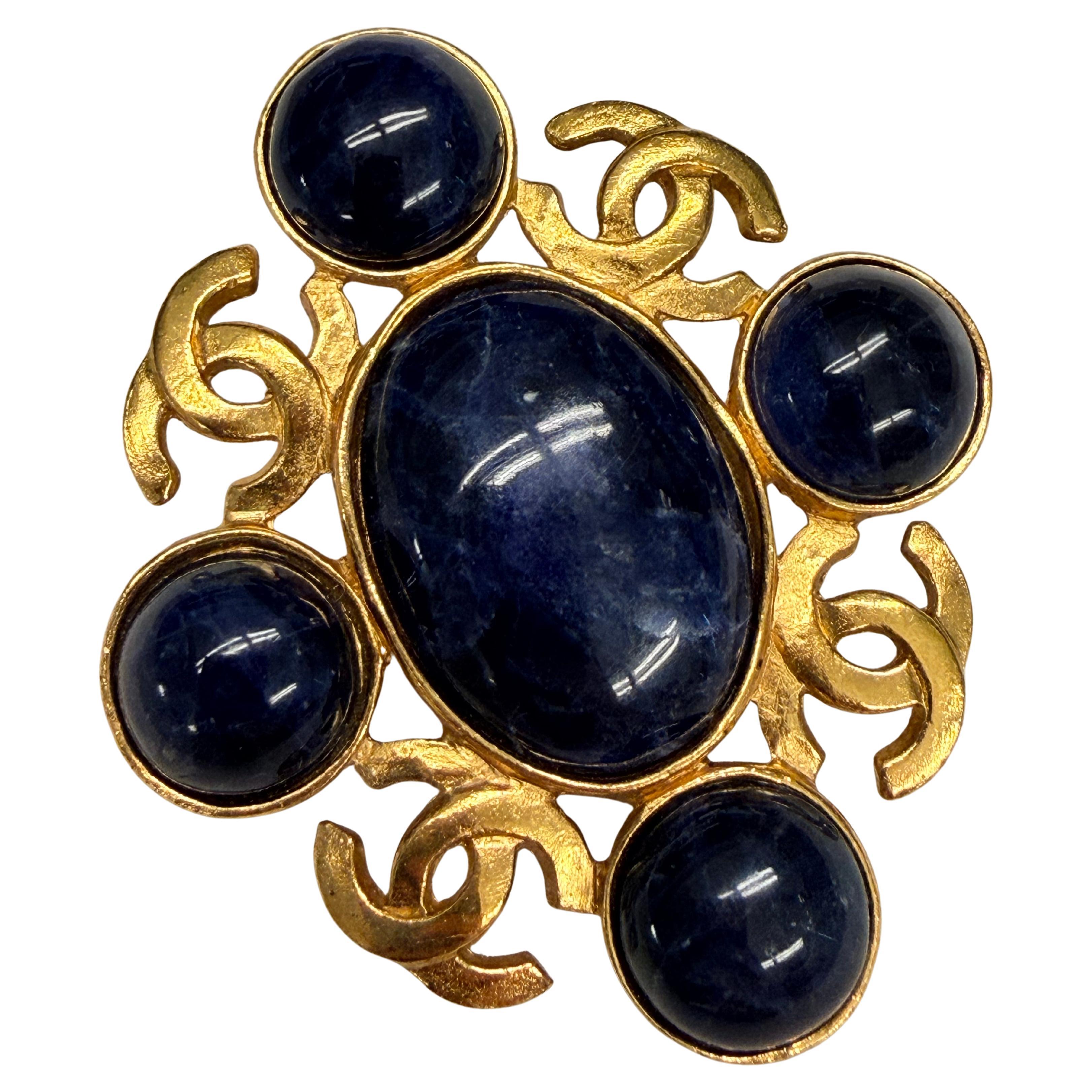 Broche Chanel Navy Stone avec quatre CC sur la broche 95A en vente