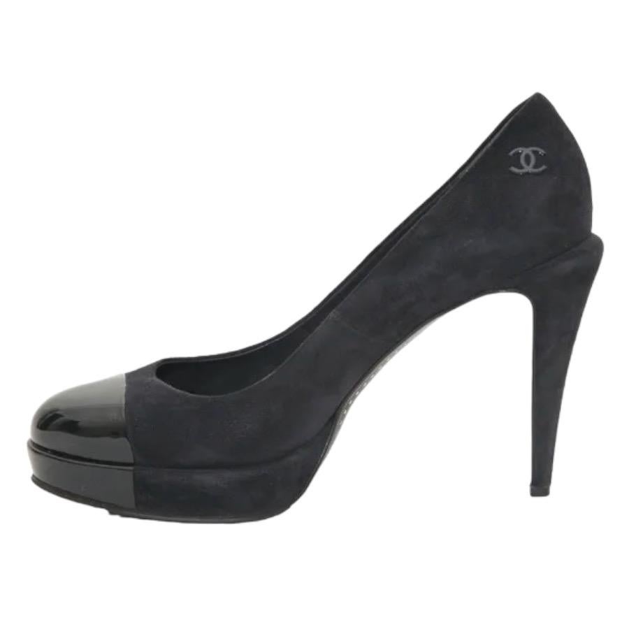 Women's Chanel Navy Suede Platform Pumps Black Patent Leather Cap Toe Heels Sz 40.5 For Sale