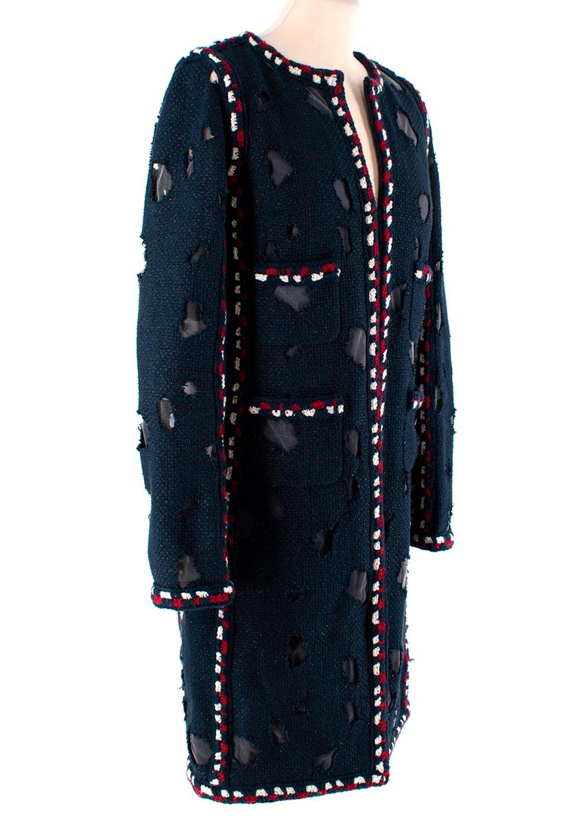  Chanel Marineblaue Tweed-Jacke mit Burn-Out-Ausschnitt und Burgunder- und Weißbesatz
 

 - Ungewöhnliche Variante der klassischen Chanel Tweed-Jacke, länger geschnitten, mit Ausbrenner-Details auf dem ganzen Körper
 - Tiefblauer Tweed-Sockel mit