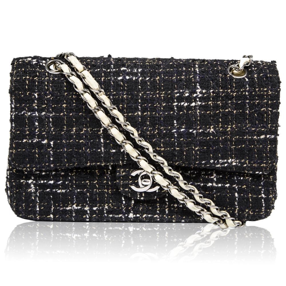 Crafted in France from pure wool, this pre-owned, Navy tweed flap bag by Chanel is finished with silver-tone hardware and the classic CC turn lock. Featuring a fold-over top, a main internal compartment, two internal slip pockets and the iconic