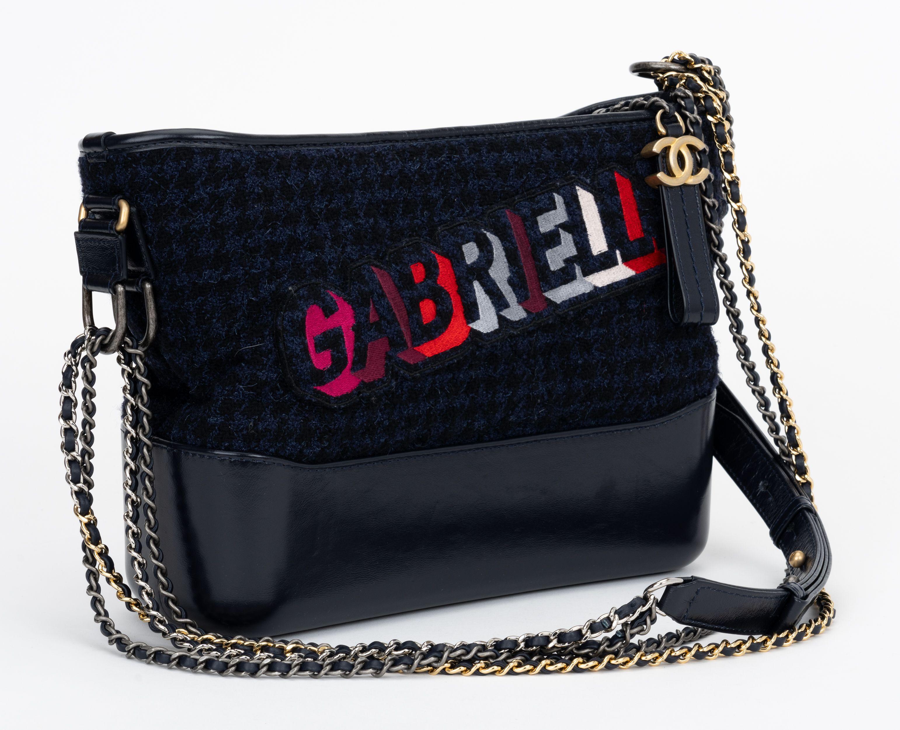 Chanel  Bolso Gabrielle de piel y tweed azul marino. Se puede llevar al hombro o con doble correa. Caída 16