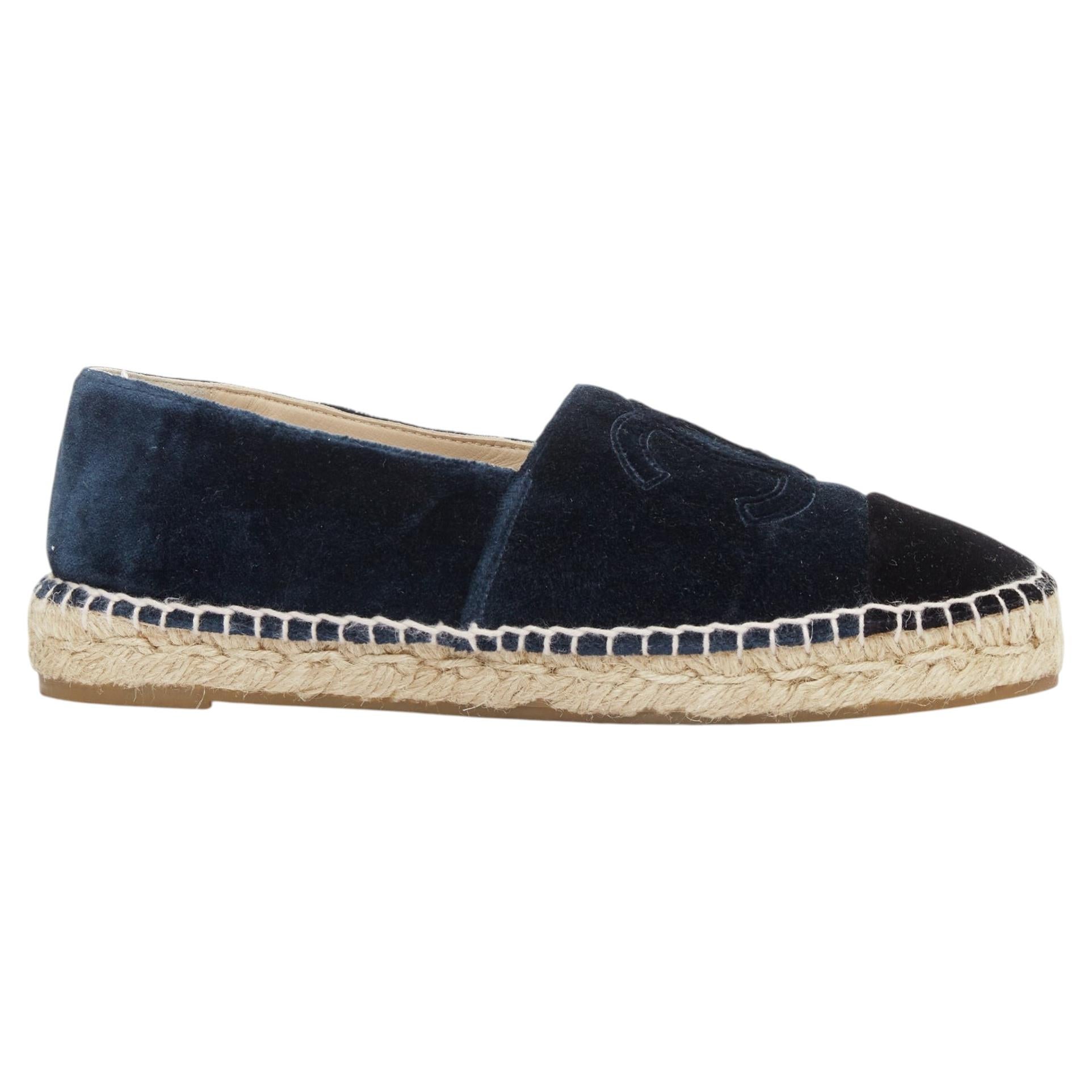 Chanel Espadrilles aus marineblauem Samt mit CC-Logo-Applikation und nudefarbenen Jute-Sohlen, Größe 37 (EU)