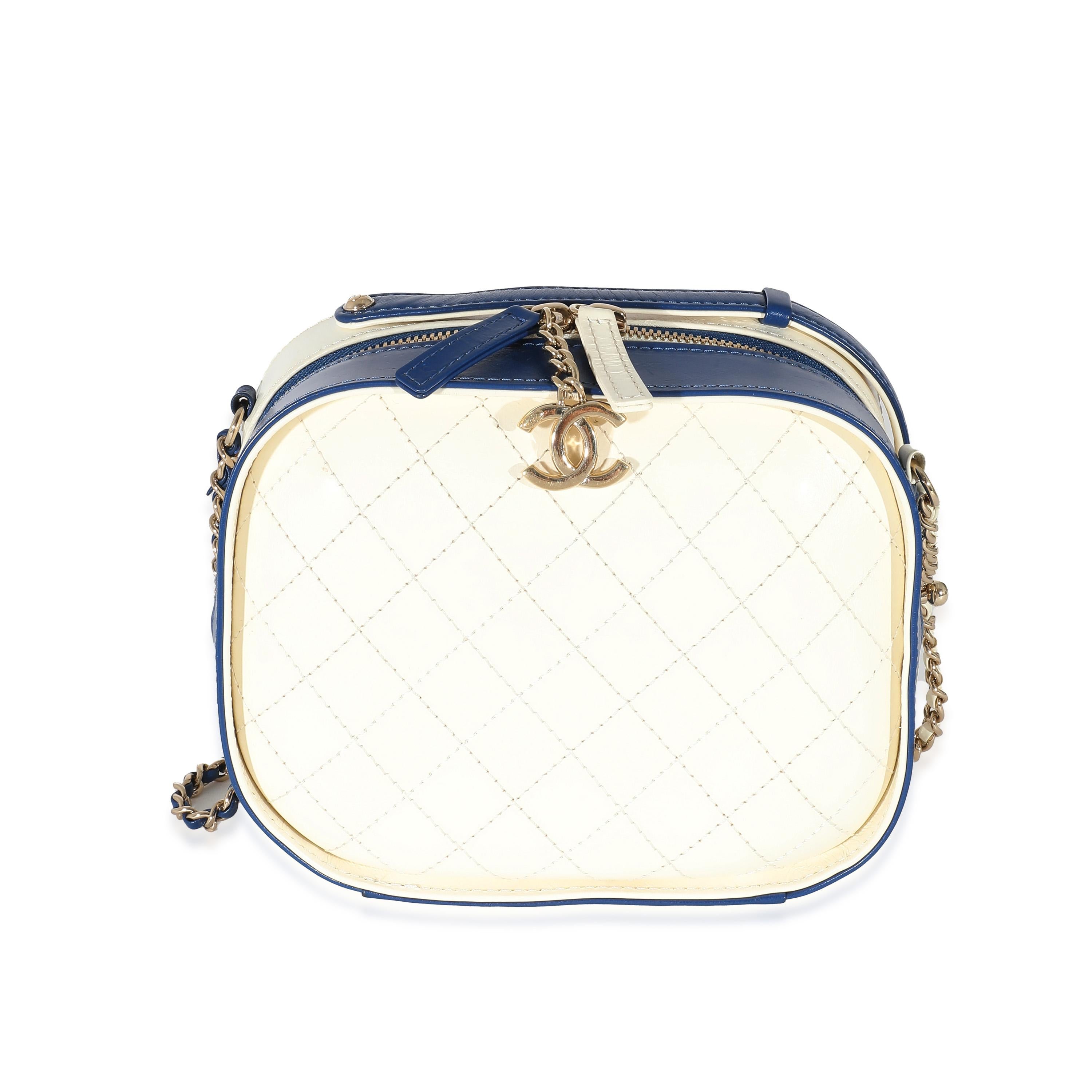 Chanel Navy White Crumpled Calfskin Vanity Case In Excellent Condition For Sale In New York, NY