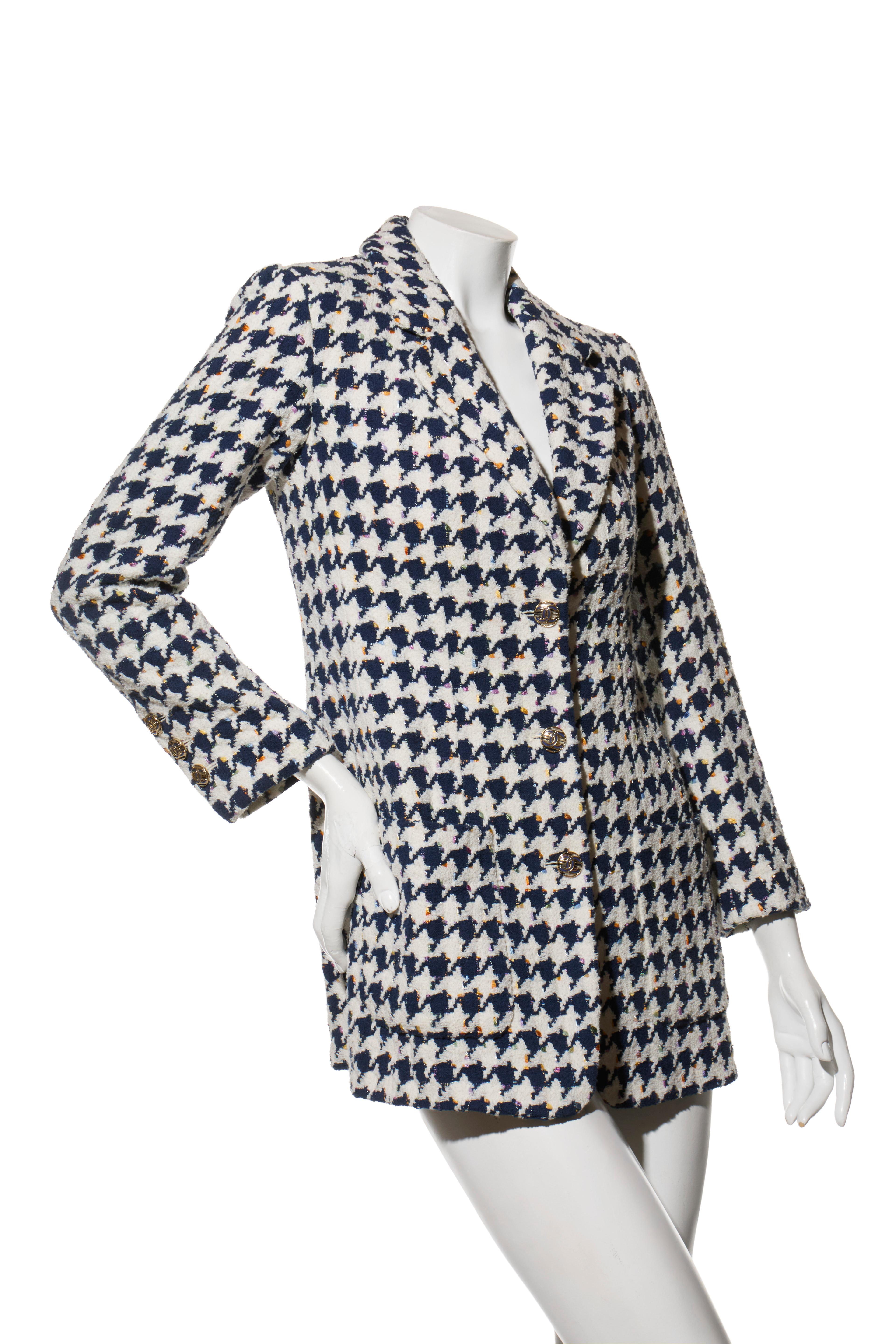 Chanel Navy & White Houndstooth Tweed Blazer Spring/Summer 2018, Size FR 34

Description:
From Chanel’s Spring/Summer 2018 (18P) collection, this exquisite blazer is crafted in a bold navy and white houndstooth tweed with subtle multicolor flecks.