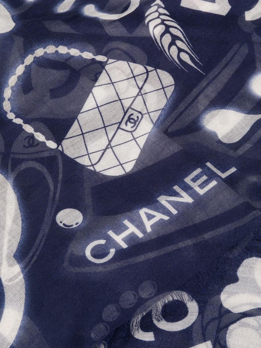Crafted in Italy from the an intricate blend of cashmere and silk, this pre-owned scarf by Chanel features a lightweight construction, a square shape and a colour-block style in a vibrant shade of navy. For an added touch of sophistication, the