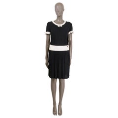 CHANEL navy & white rayon 2014 14P BOW DETAILED PLEATED Dress 38 S