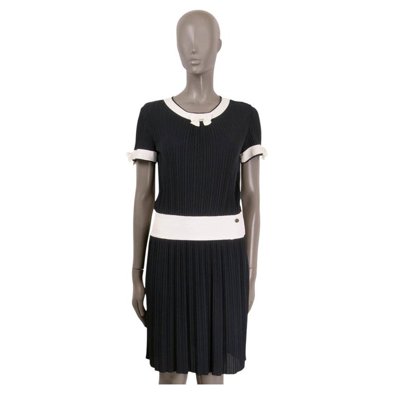CHANEL navy and white rayon 2014 14P BOW DETAILED PLEATED Dress 38 S