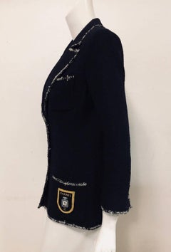 Chanel Marineblaue Boucle-Wolljacke mit ikonischem Wappen Nr. 5 auf der Tasche