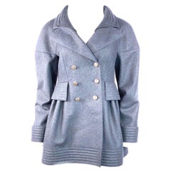 Chanel Manteau court long en laine bleu marine avec boutons CC, taille 40