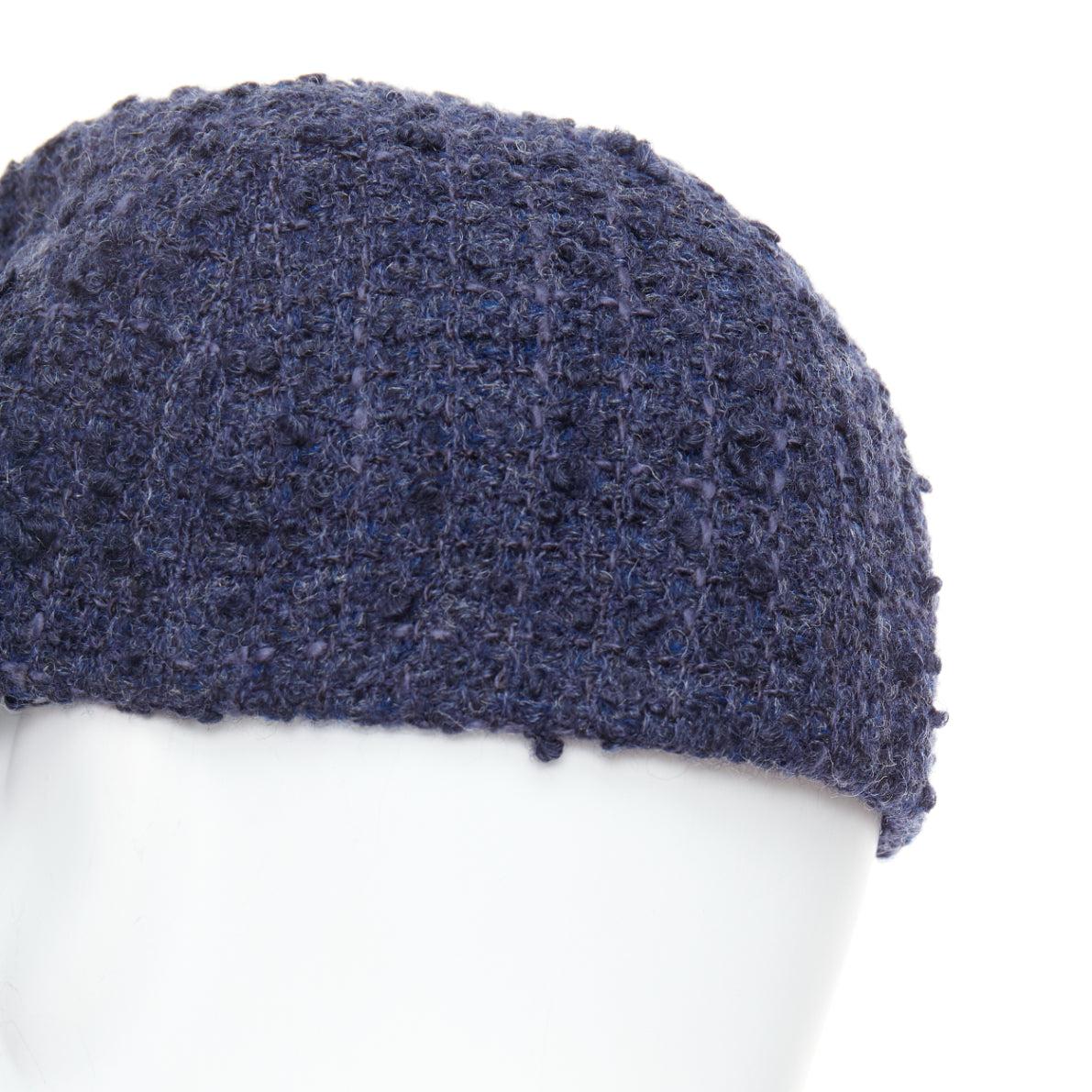 CHANEL navy Wolltweed CC Logo Abzeichen Baseball Cap M
Referenz: KYCG/A00142
Marke: Chanel
Designer: Virginie Viard
MATERIAL: Wolle, Gemisch
Farbe: Marineblau
Muster: Tweed
Verschluss: Slip On
Innenfutter: Schwarzer Stoff
Zusätzliche Details: