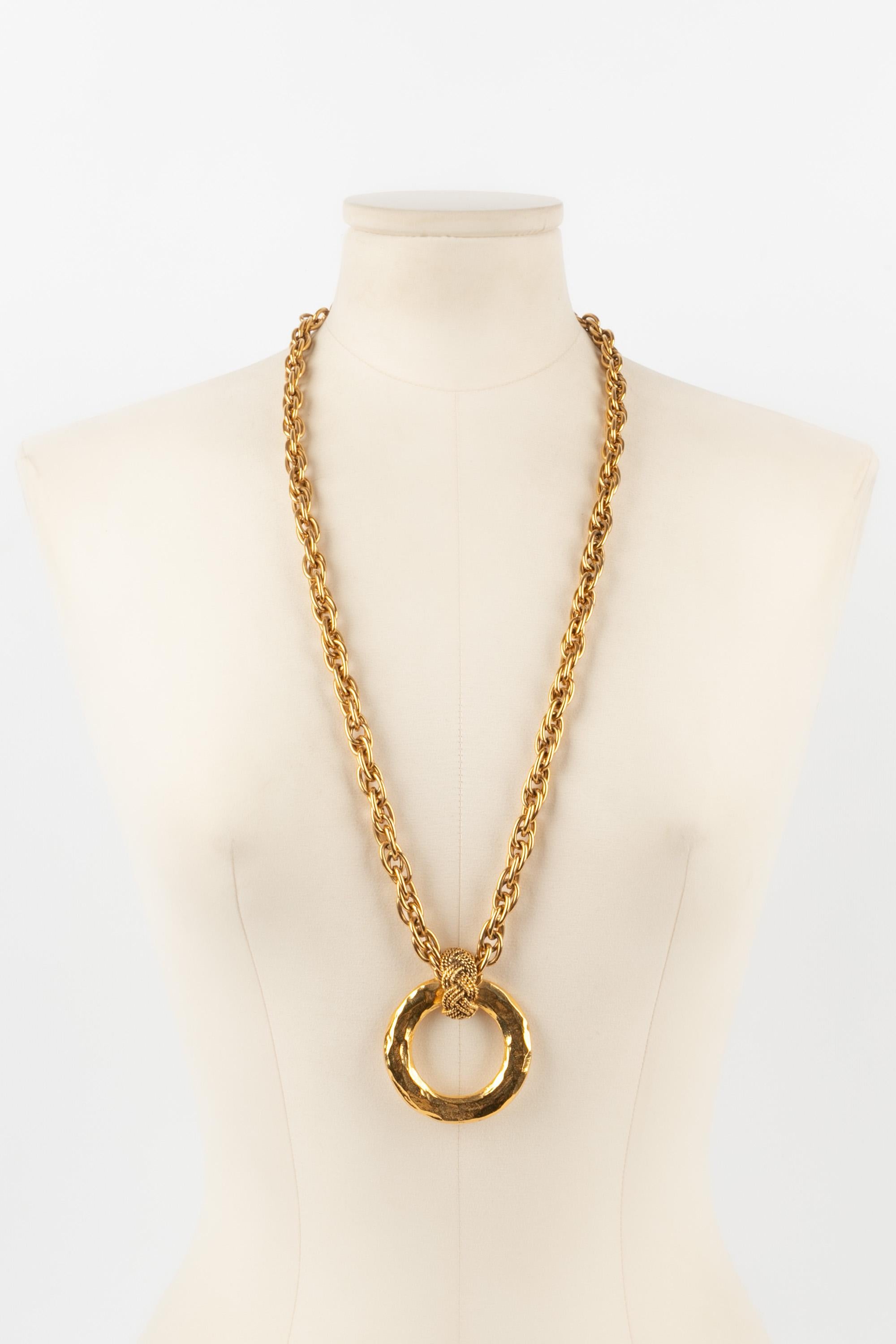 CHANEL - (Fabriqué en France) Collier en métal doré avec un pendentif circulaire. Bijoux des années 1980.

Condit :
Très bon état.

Dimensions :
Longueur : 78 cm

CB269