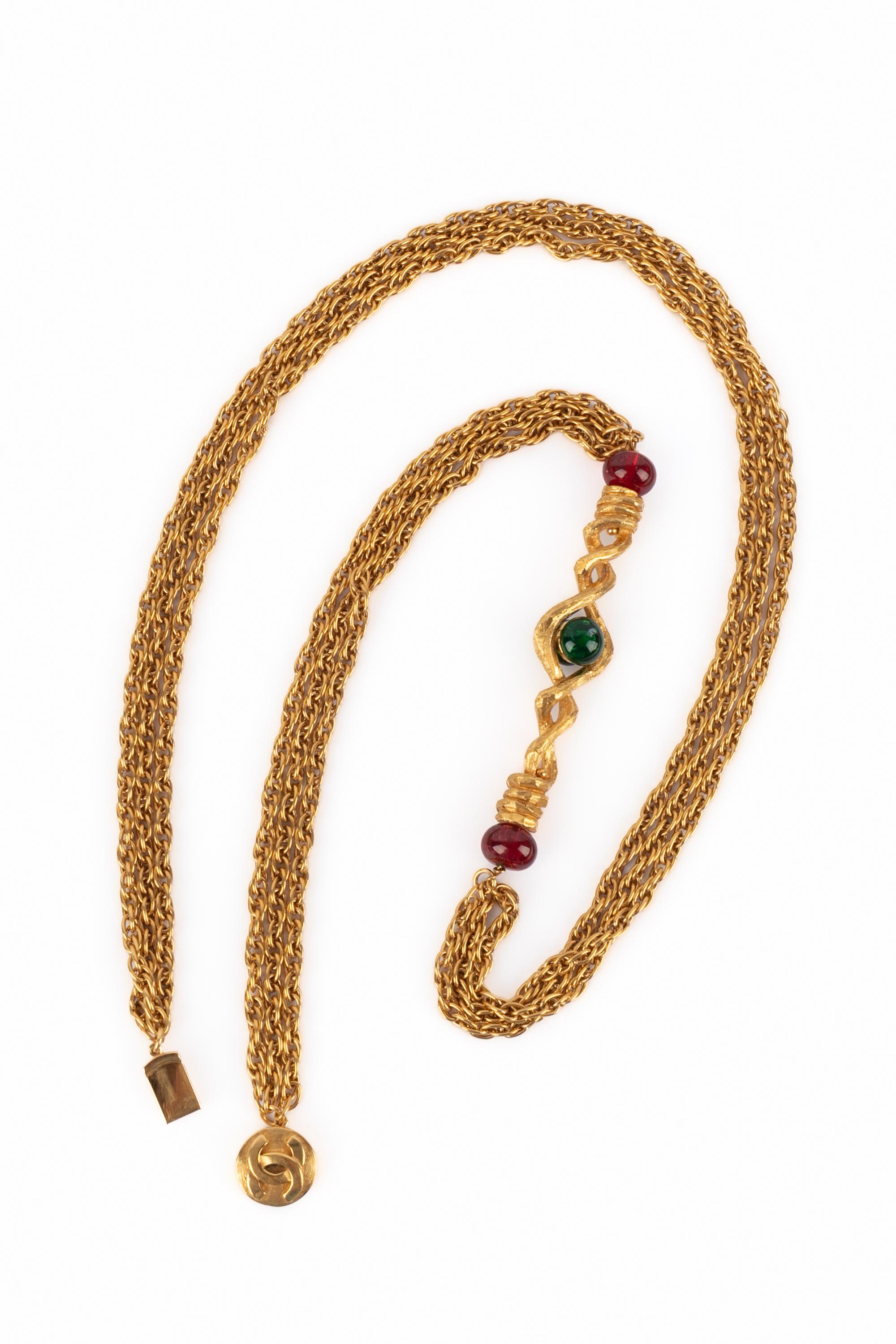 CHANEL - (Made in France) Lunga collana in metallo dorato con perle in pasta di vetro rosse e verdi. Gioielli dei primi anni '80.

Condizioni:
Ottime condizioni

Dimensioni:
Lunghezza: 90 cm

SKU:CB188