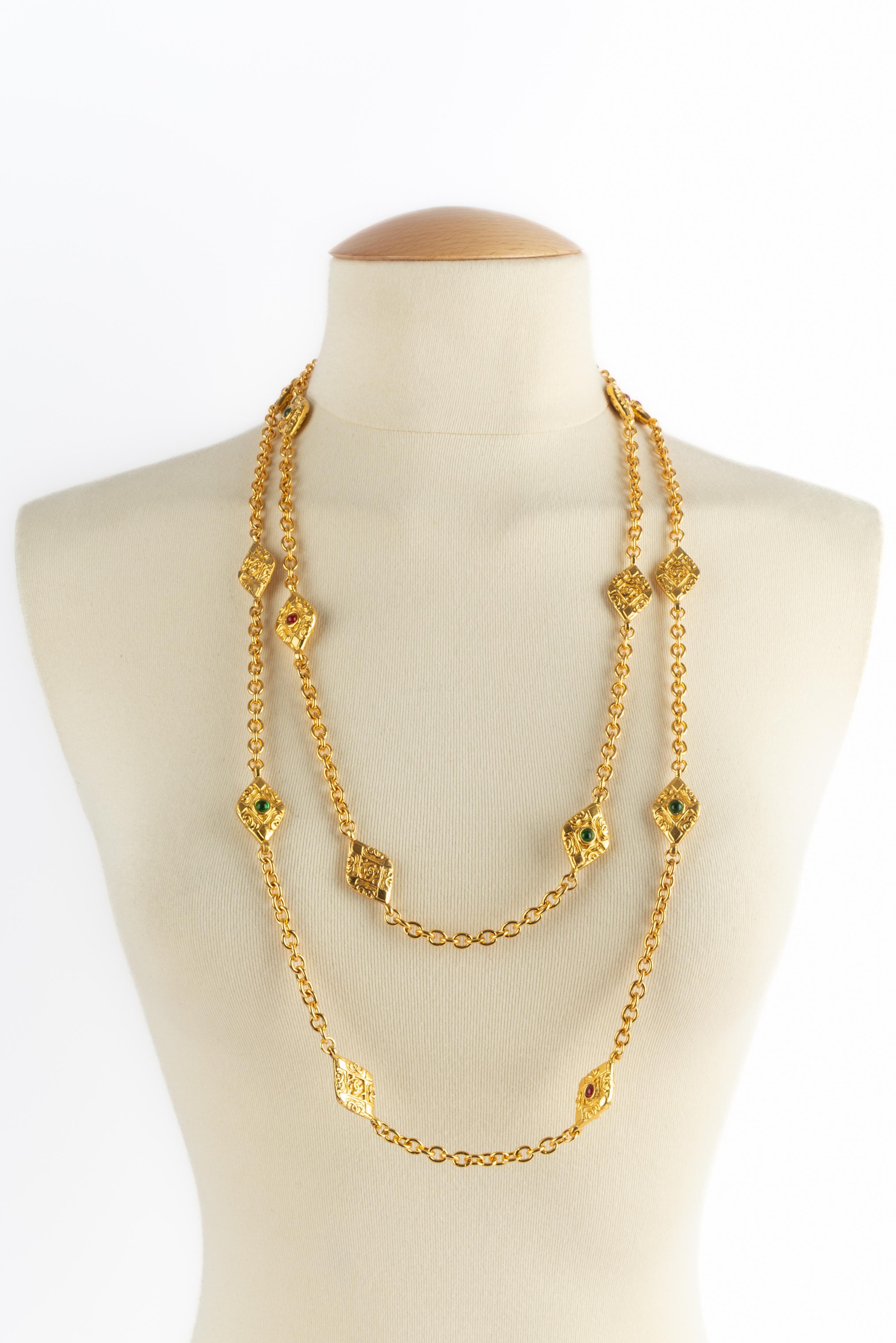 CHANEL - (Fabriqué en France) Long collier en métal doré avec des médaillons centrés de cabochons en pâte de verre colorée. Bijoux du milieu des années 1980.

Condit :
Très bon état.

Dimensions :
Longueur : 165 cm

SKU:CB181