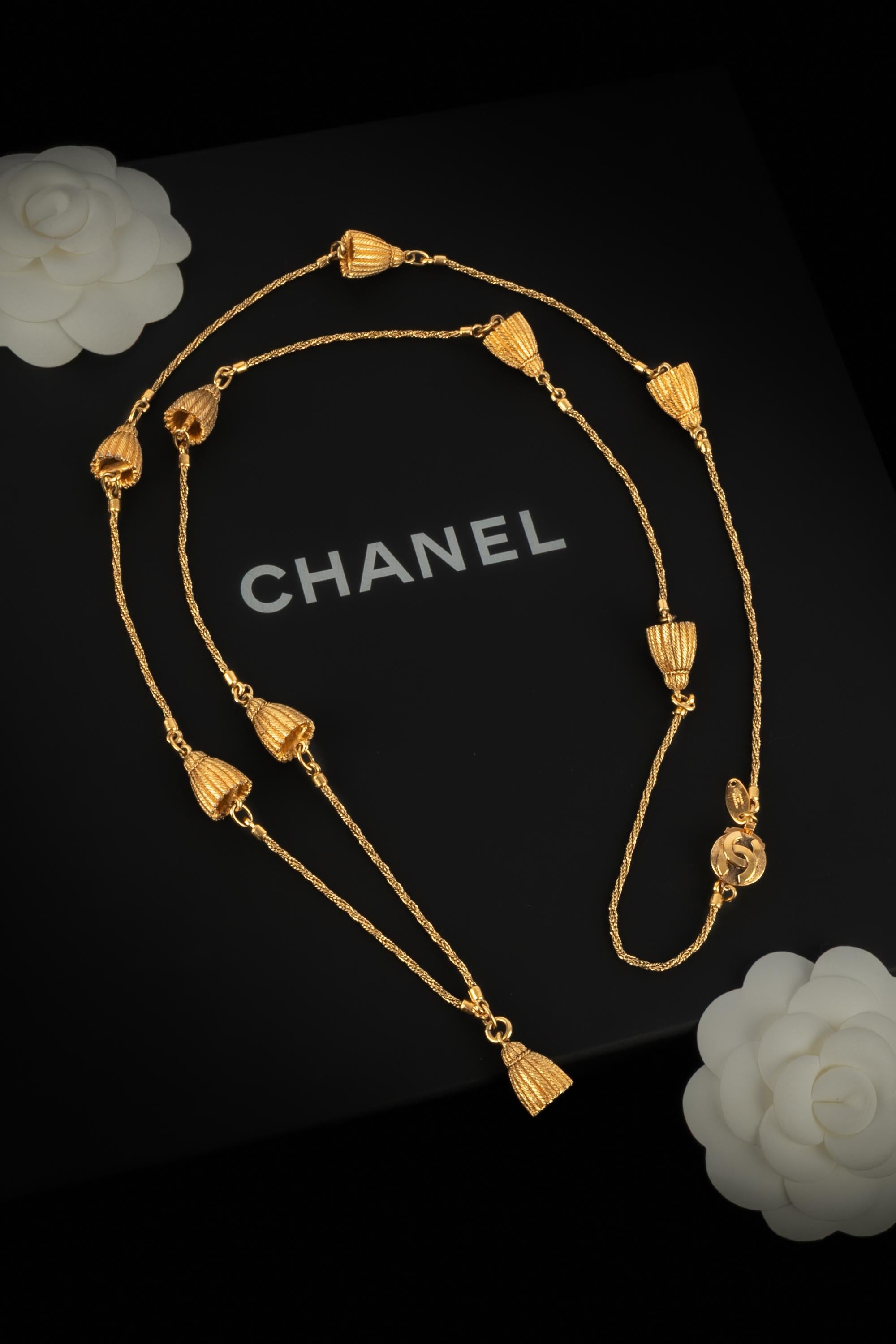 CHANEL - (Made in France) Collar de metal dorado con pequeños abalorios de pompón. Una colección de 1983.

Estado:
Muy buen estado

Dimensiones:
Longitud: 108 cm

SKU:CB70