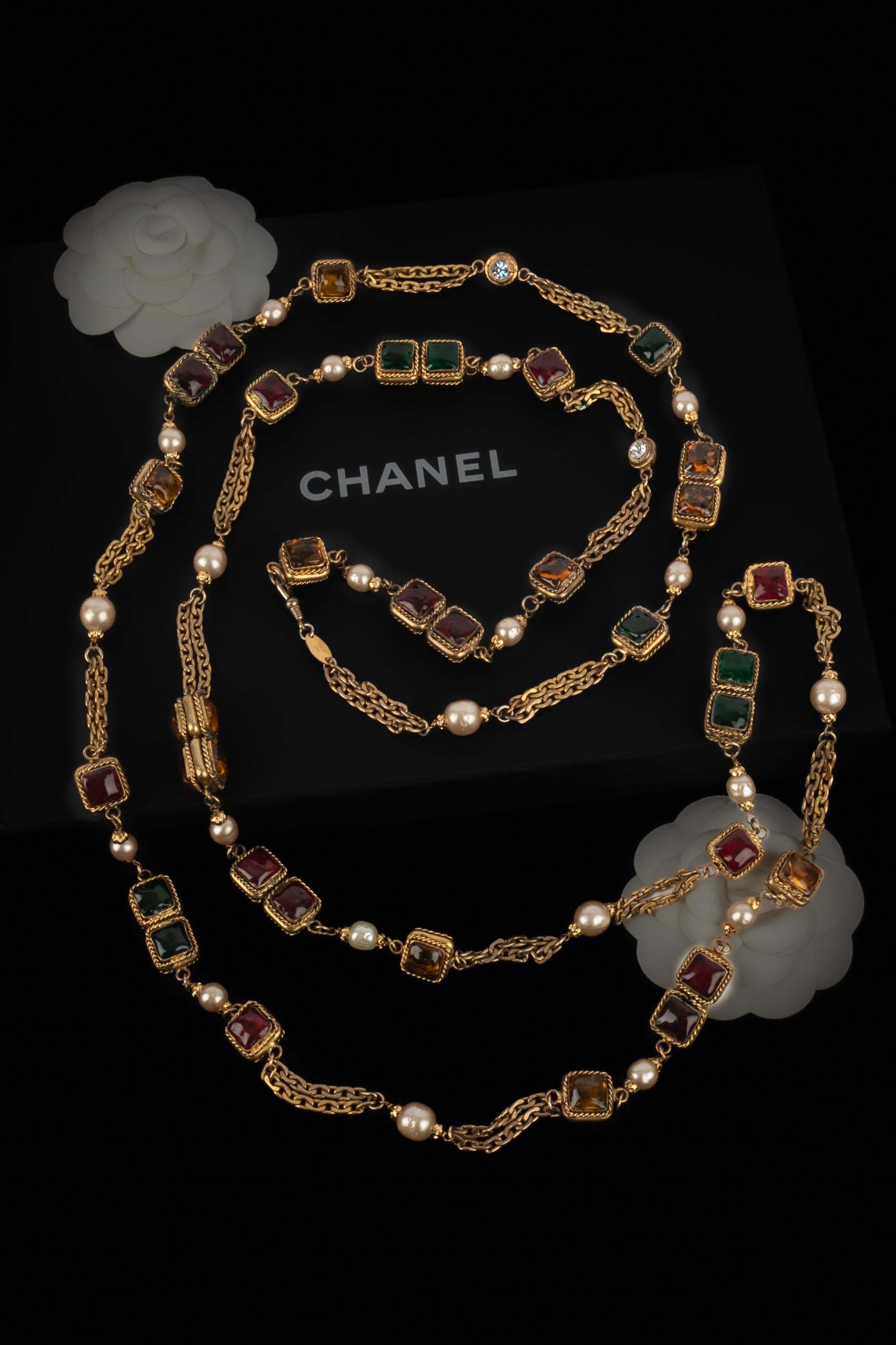 CHANEL - (Made in France) Lange goldene Metallkette mit bunten Glaspastelementen. Seltene Schmuckstücke aus der Collection'S von 1983.

Bedingung:
Sehr guter Zustand

Abmessungen:
Länge: 185 cm

SKU:CB92


