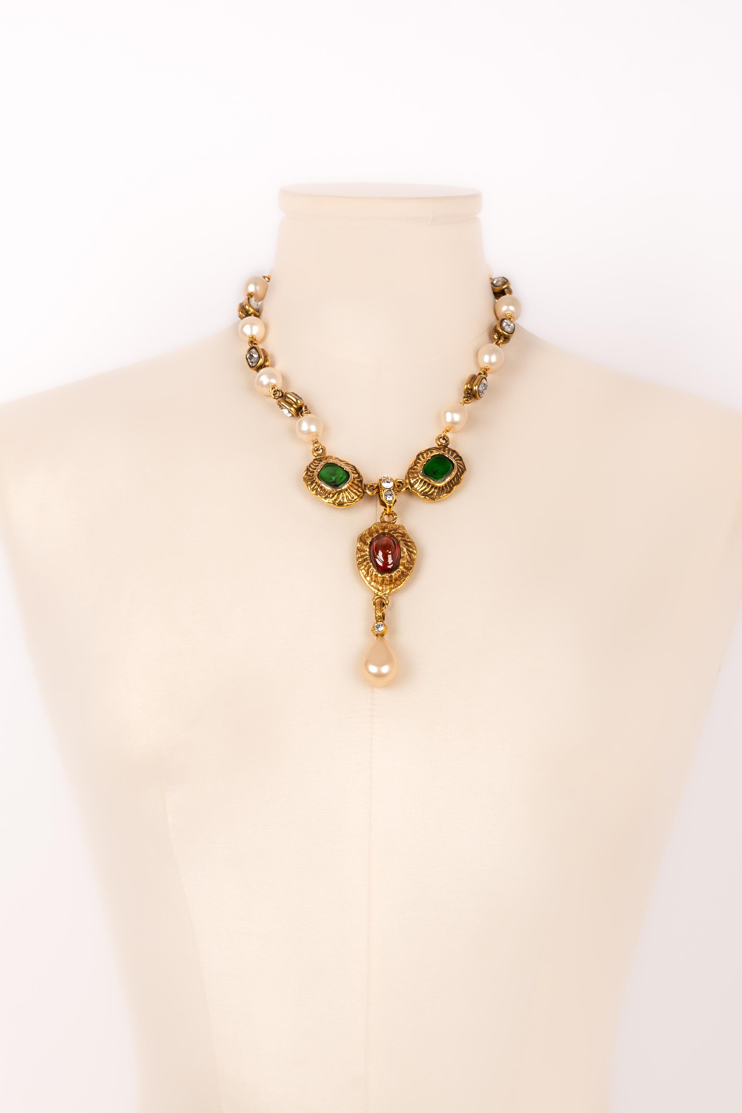 Chanel - (Made in France) Collana in metallo dorato con perle di costume, strass e pasta di vetro. Una Collection'S del 1985.

Condizioni:
Ottime condizioni

Dimensioni:
Lunghezza: 46 cm

SKU:CB79