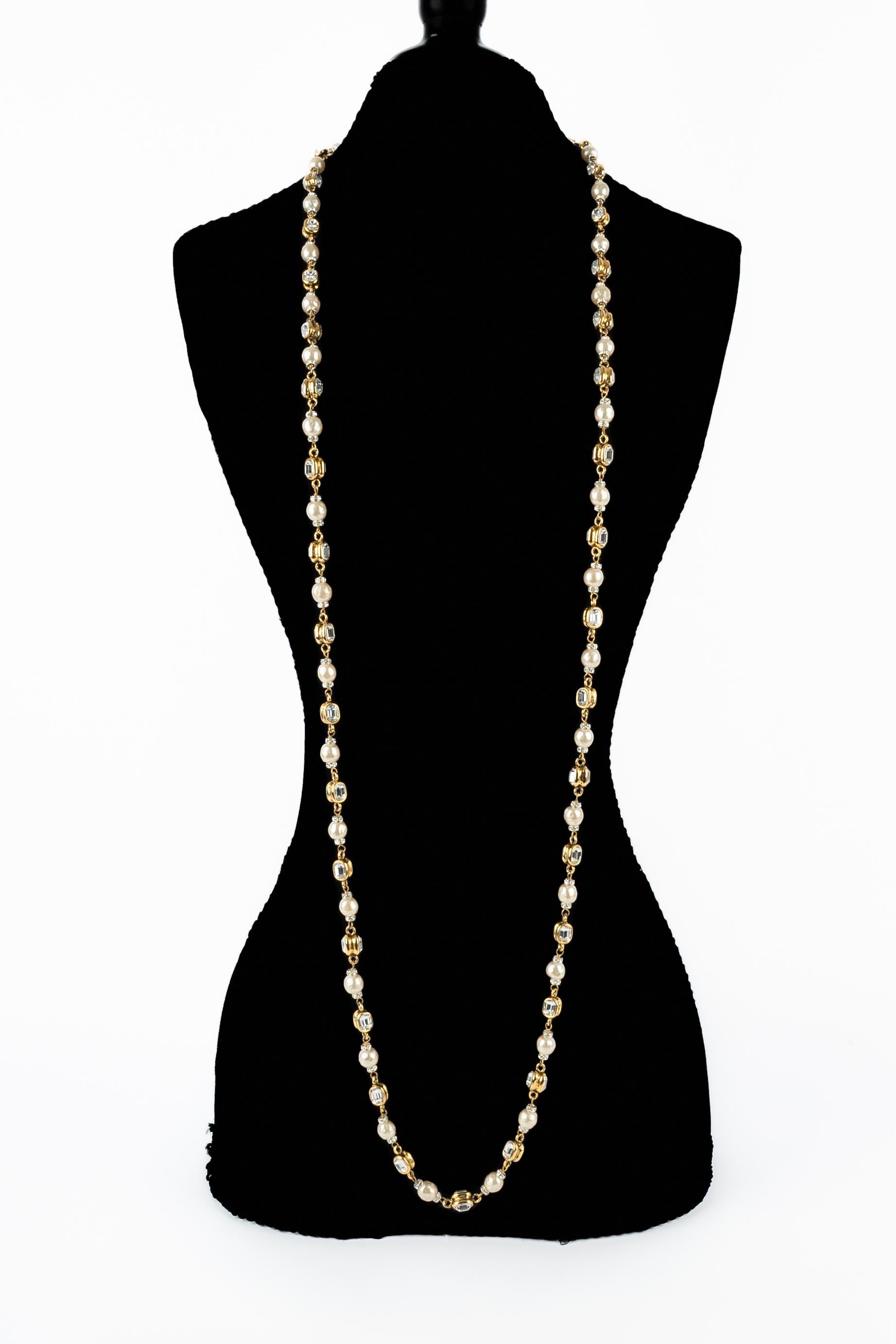 CHANEL - (Made in France) Costume pearl necklace with golden metal elements and Swarovski rhinestones. A 1985 Collection.

Condition:
Very good condition

Dimensions:
Length: 150 cm

SKU:CB95